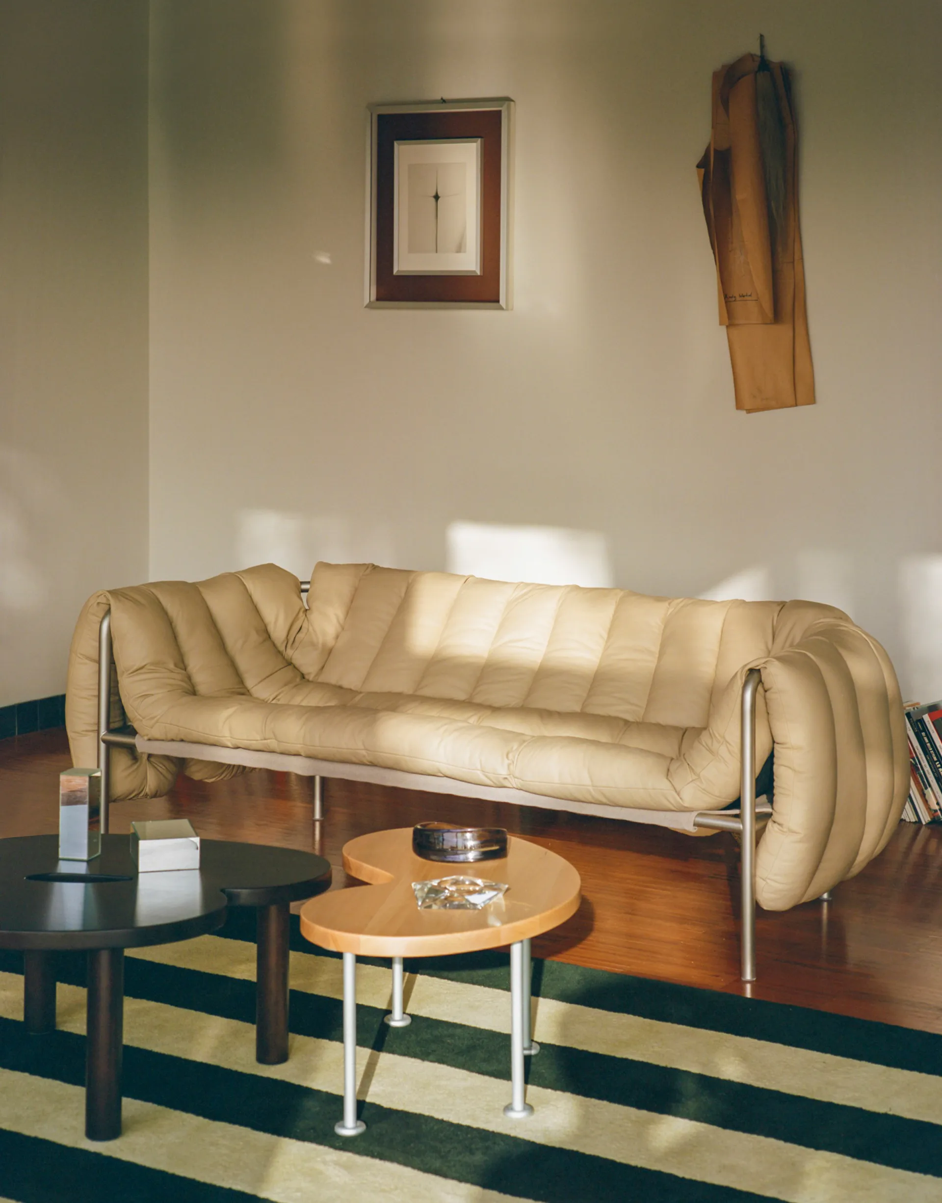 Puffy 2,5-seater sofa 205 cm, Sand leather-stainless steel Hem