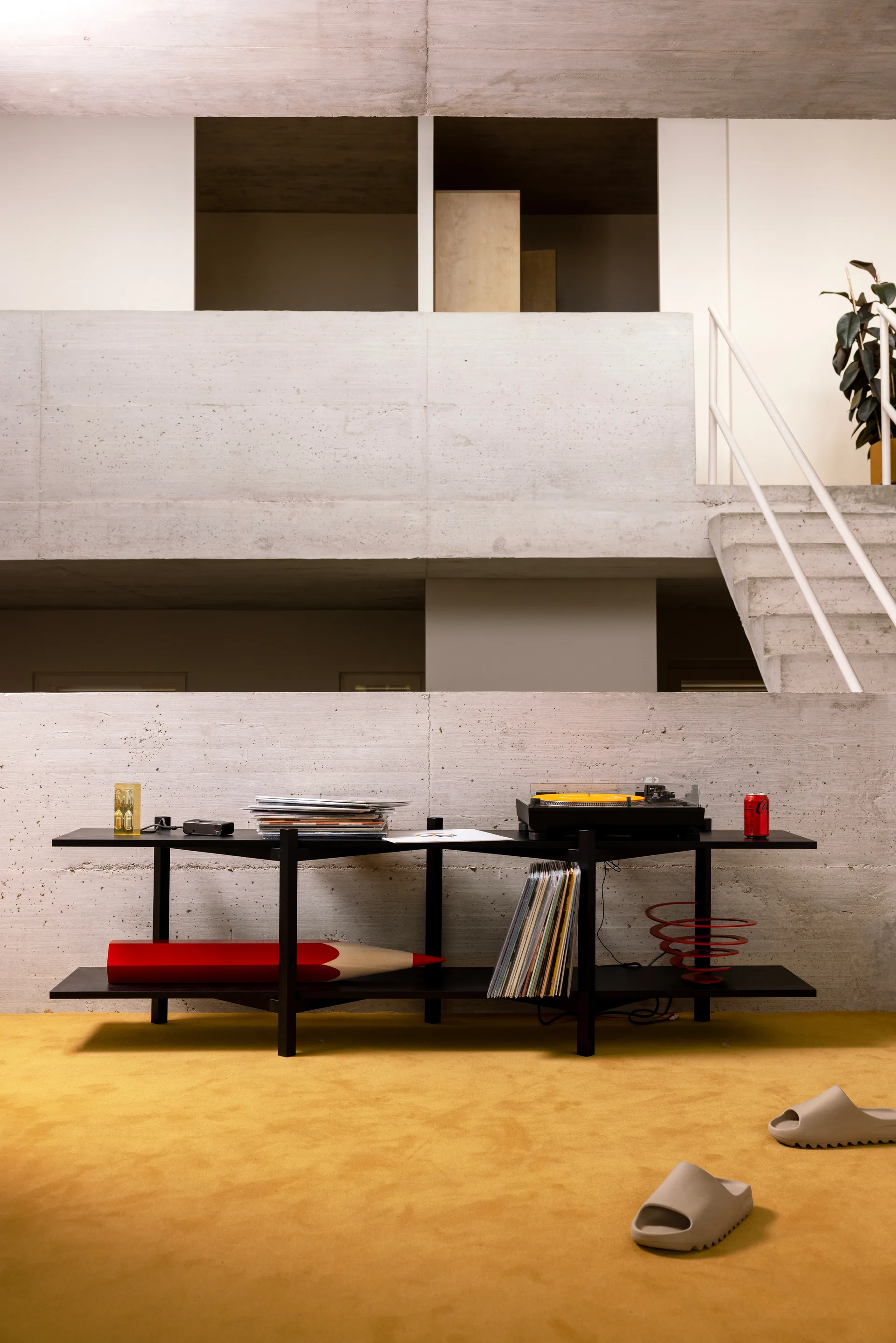 Zig Zag shelf Media 194x57 cm, Black Hem