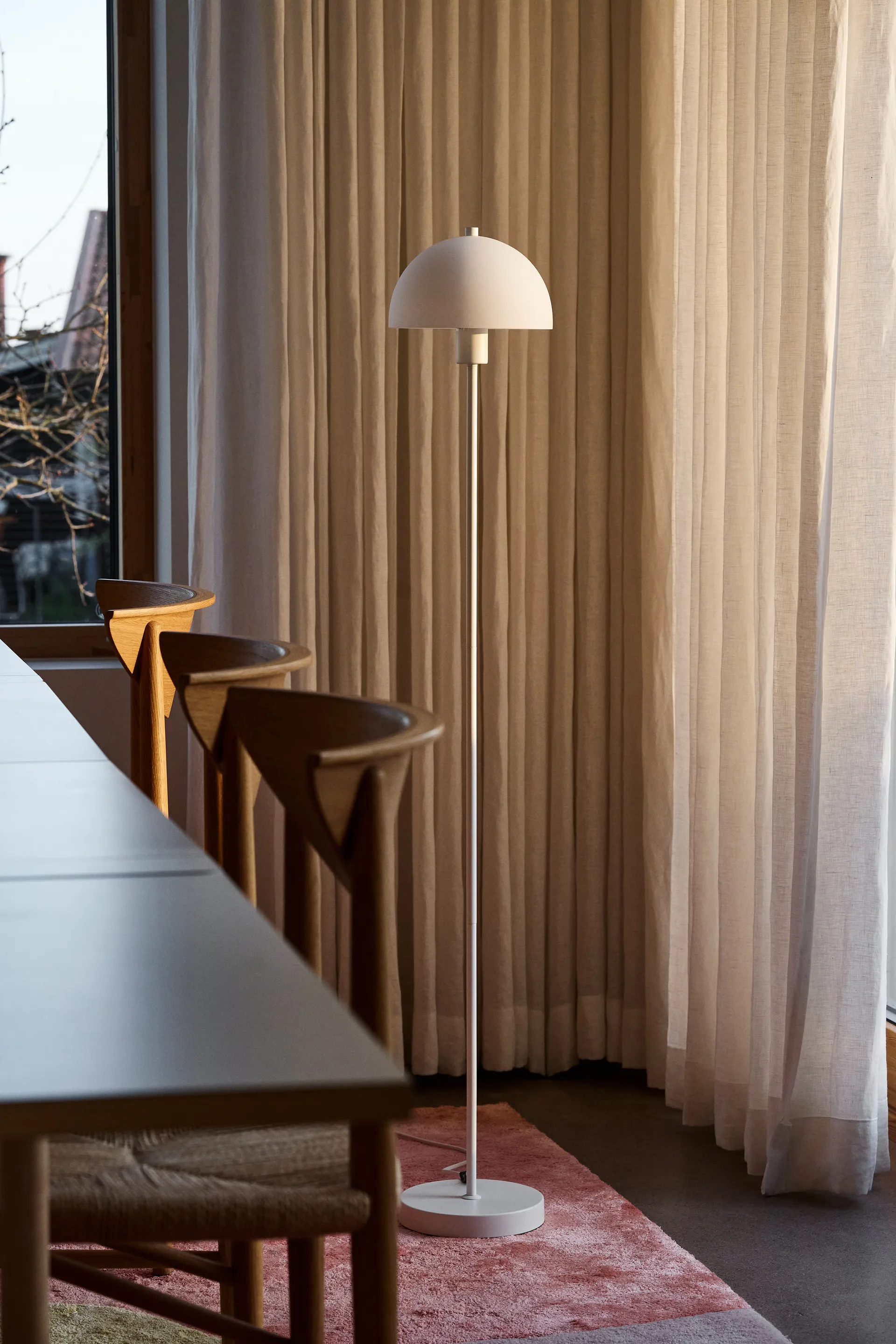 Vienda floor lamp, White-opal glass Herstal