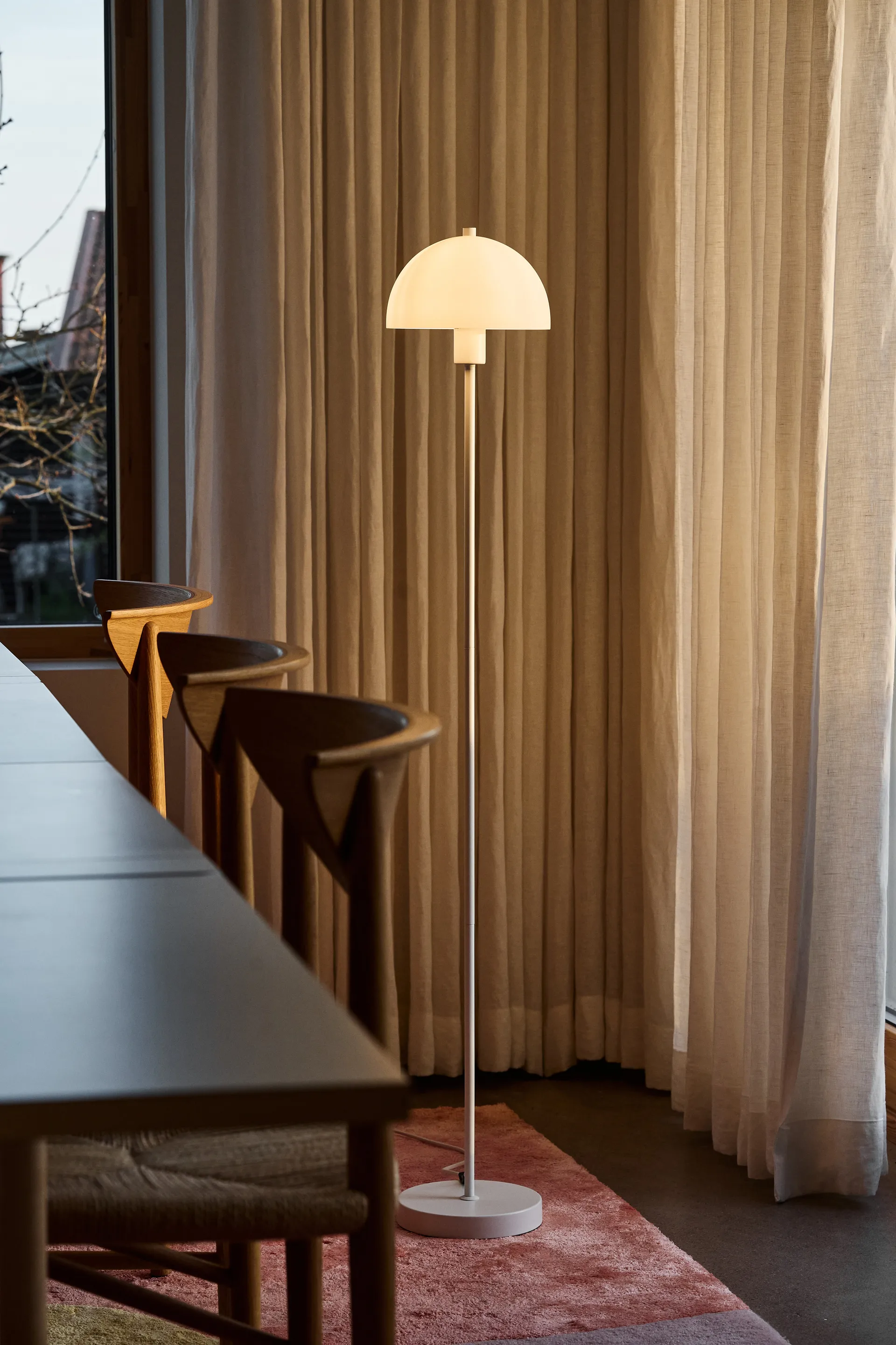 Vienda floor lamp, White-opal glass Herstal