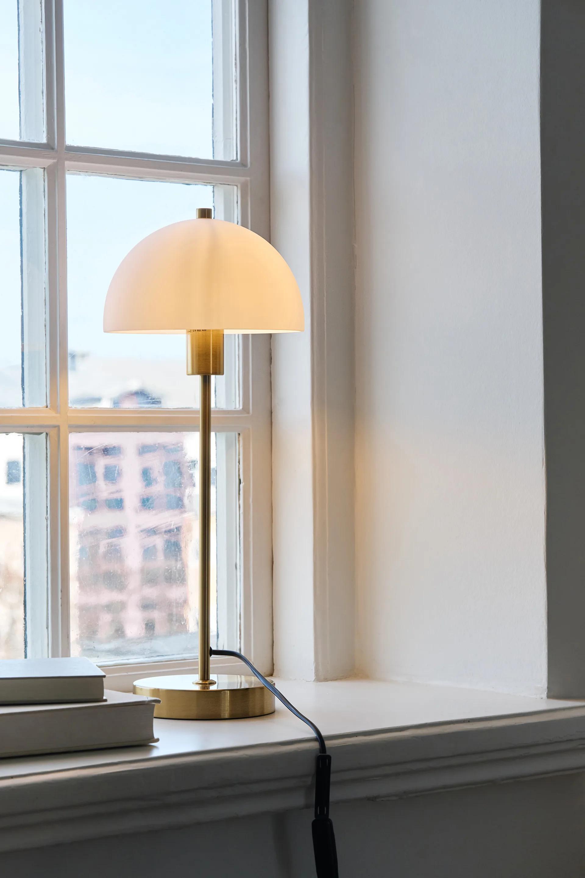 Vienda table lamp, brass-white Herstal