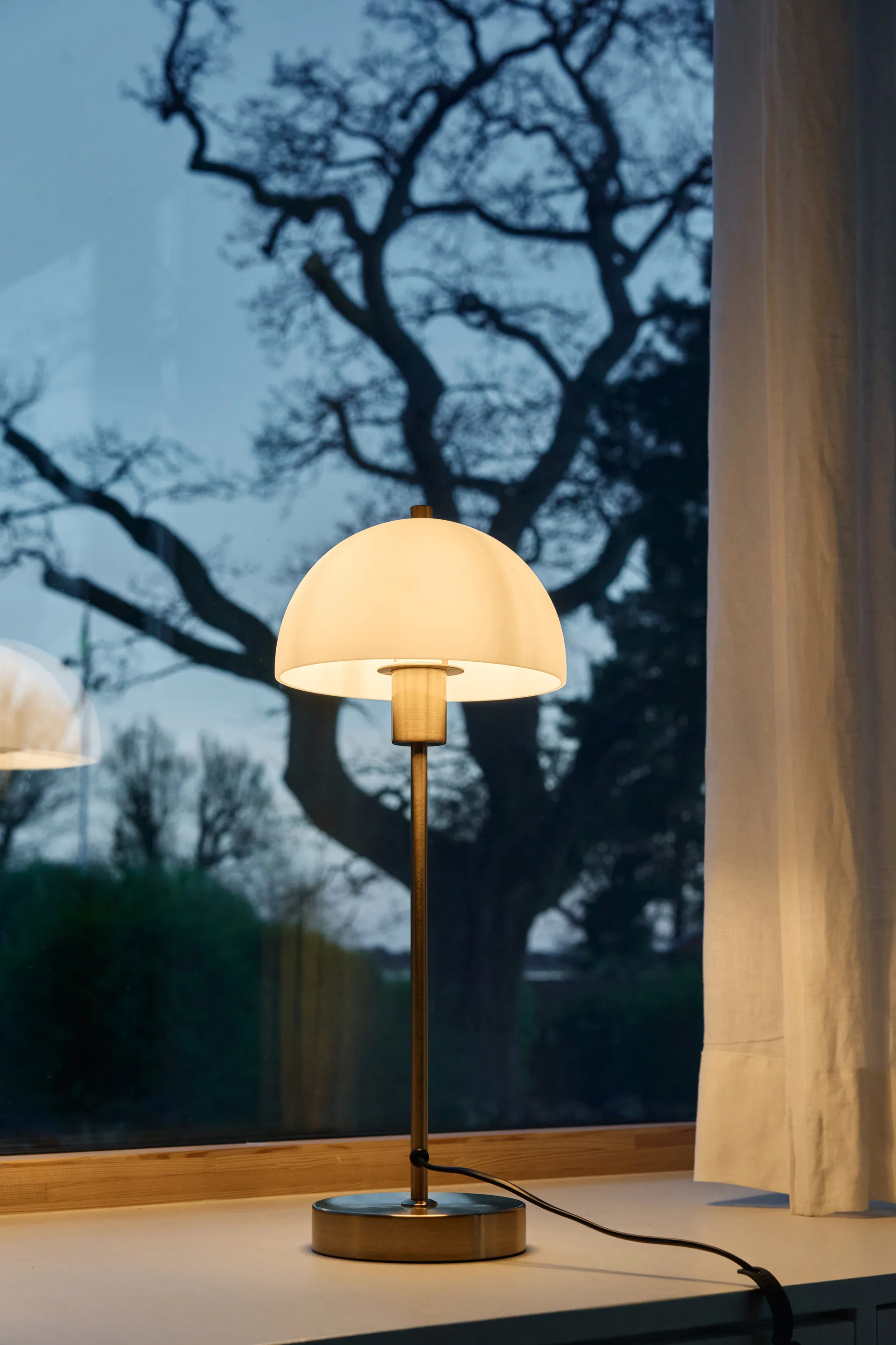 Vienda table lamp, brass-white Herstal