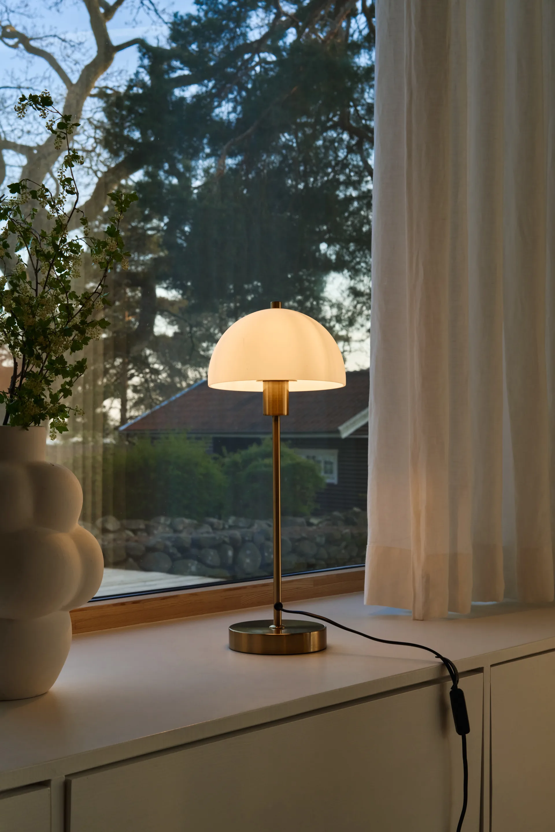 Vienda table lamp, brass-white Herstal
