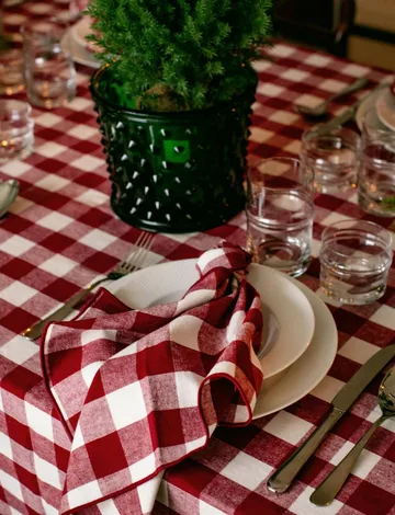 Bettyhill tablecloth - Ruby, 150x250 cm - Himla