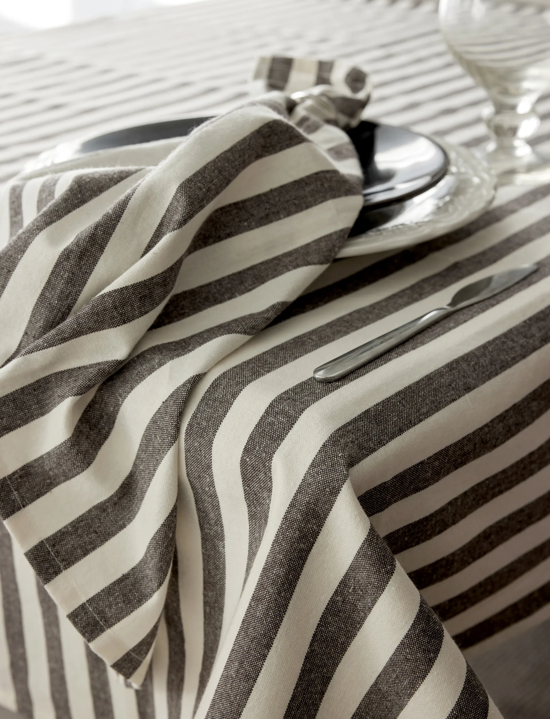 Bretagne tablecloth, Chocolate, 145x250 cm Himla