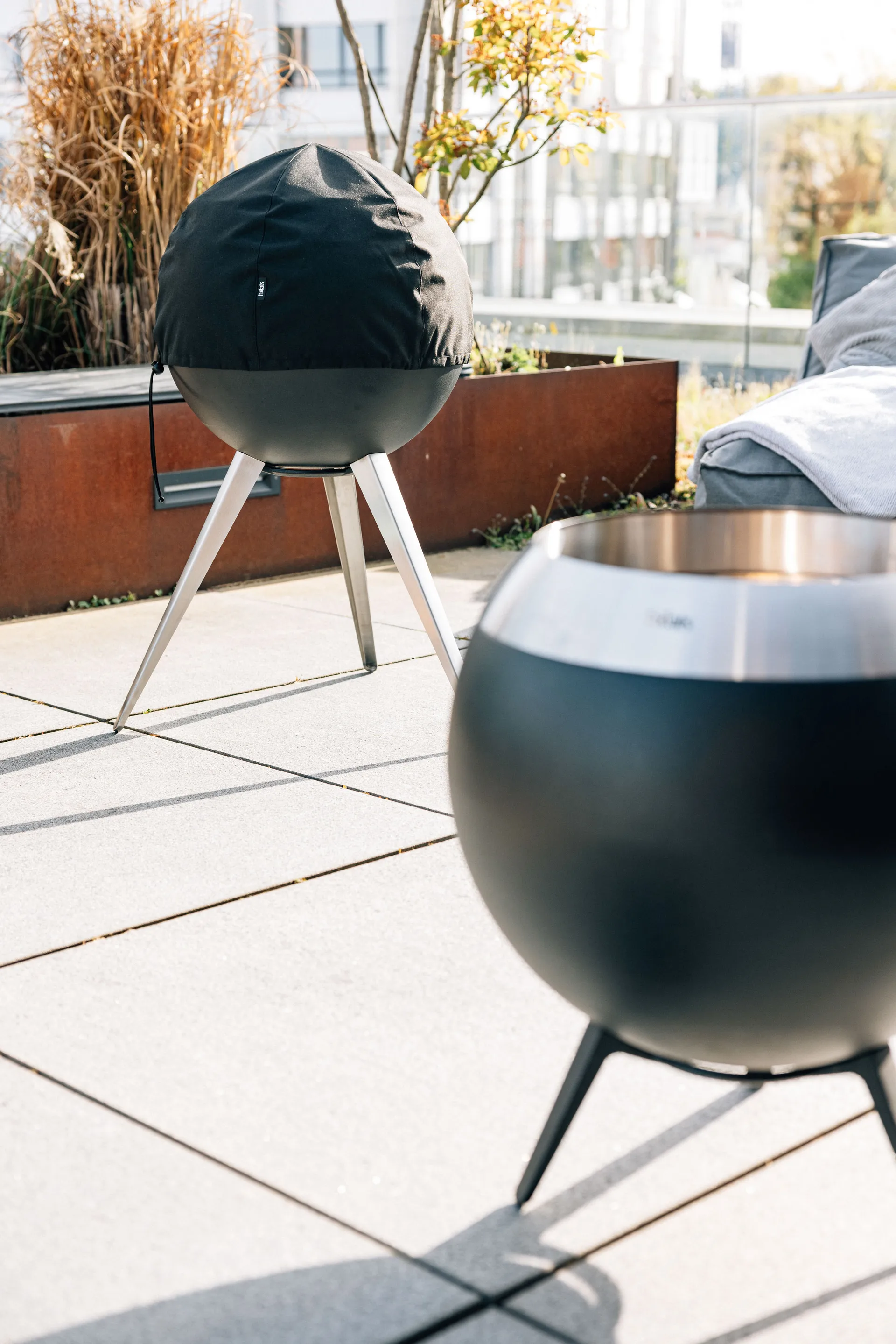 MOON 45 cover, Black Höfats