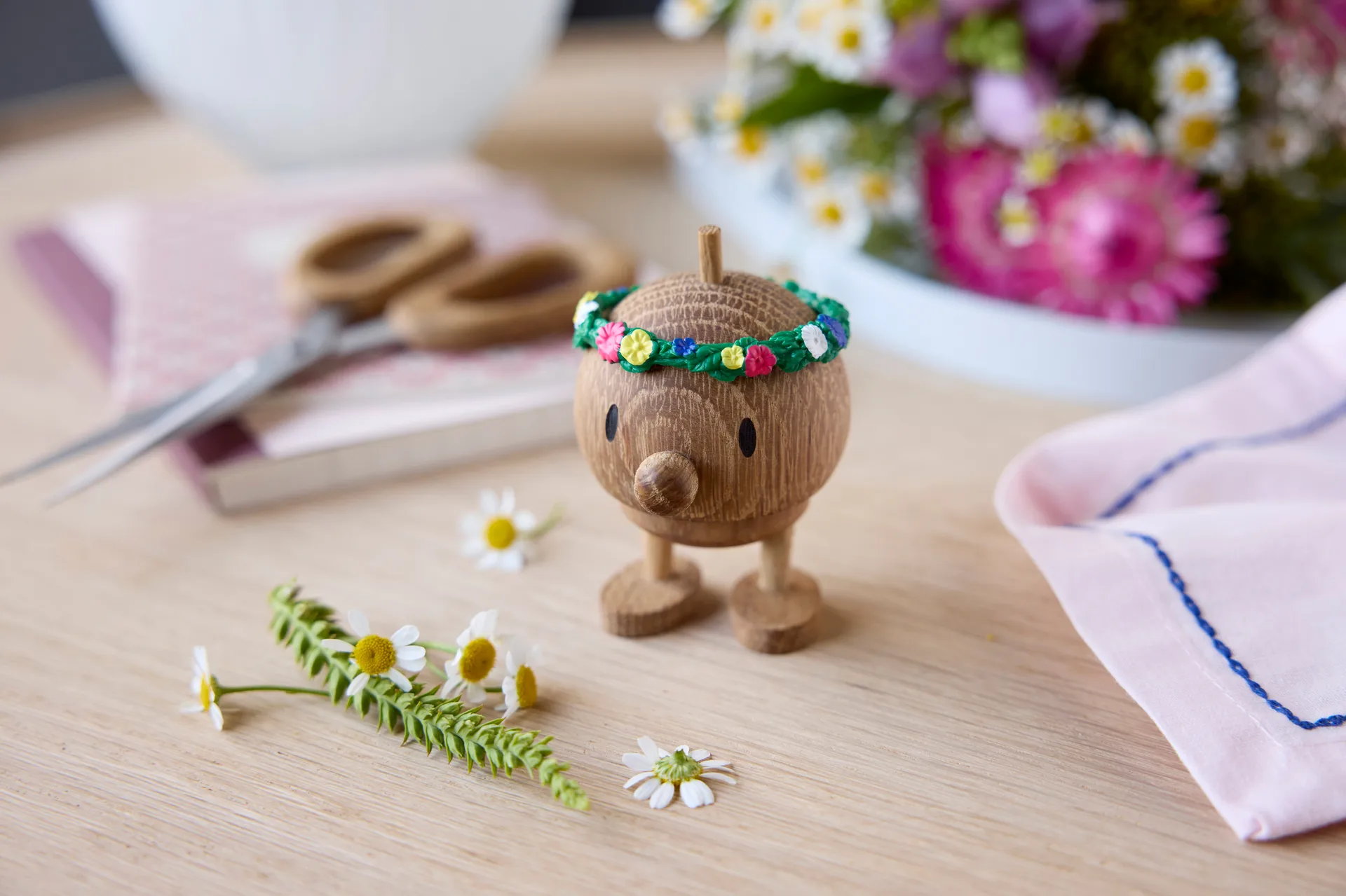 Hoptimist Flower Bumble figurine S, Oak Hoptimist