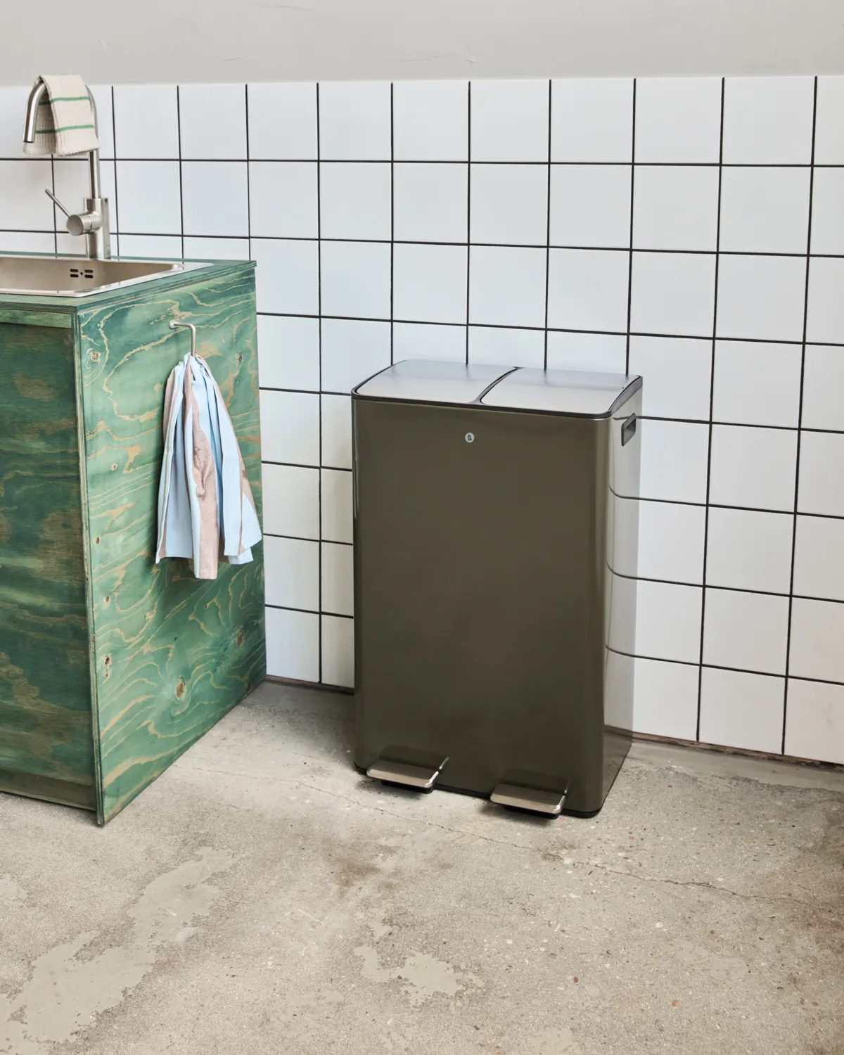 Black waste bin, Deep green, 46x35.5x71 cm House Doctor