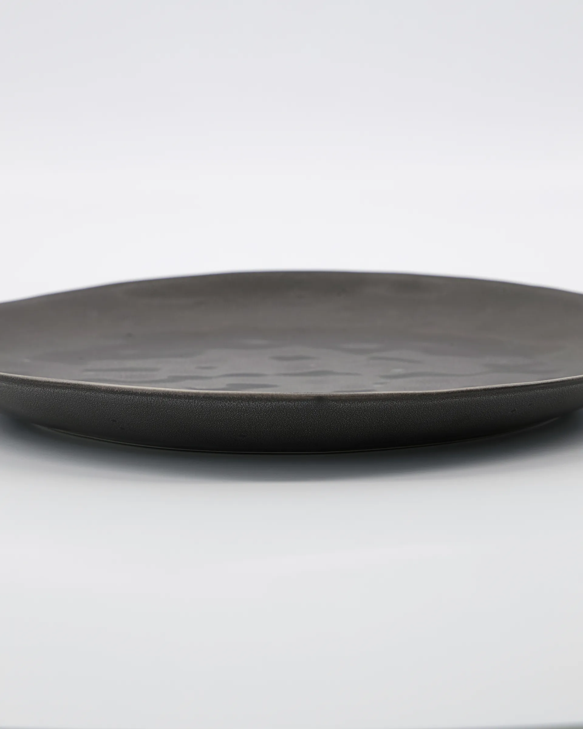 Rustic dinner plate Ø27.5 cm, Dark grey House Doctor