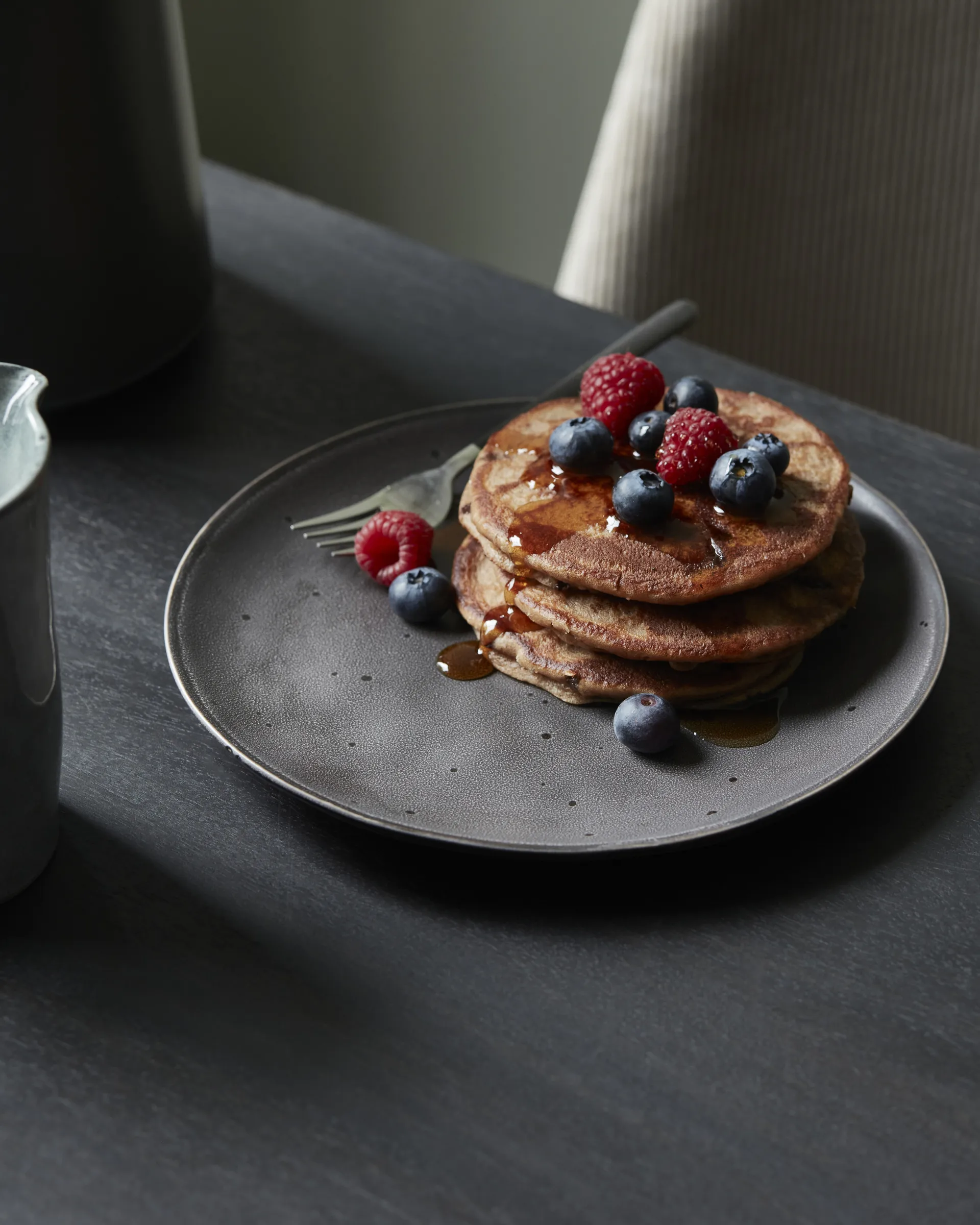 Rustic small plate Ø20 cm, Dark grey House Doctor