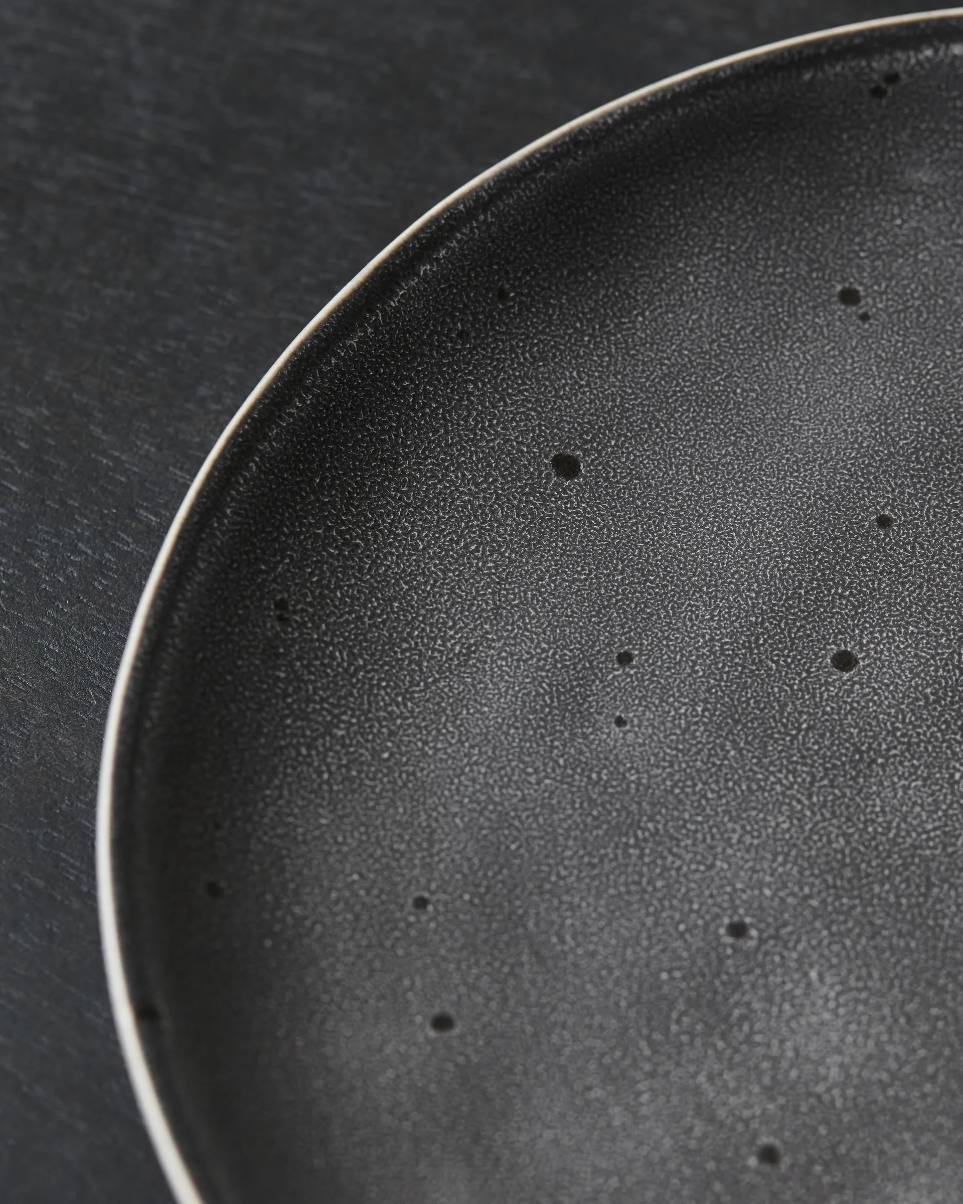 Rustic small plate Ø20 cm, Dark grey House Doctor