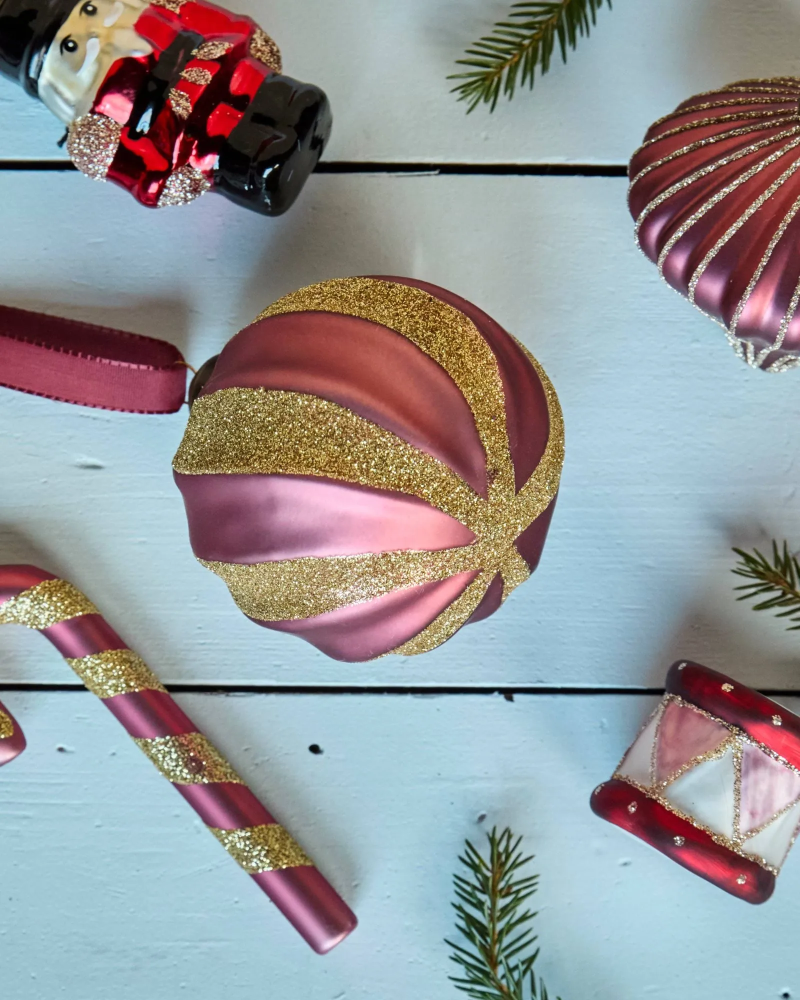 Swirl Christmas bauble 4-pack, Dusty red-gold House Doctor