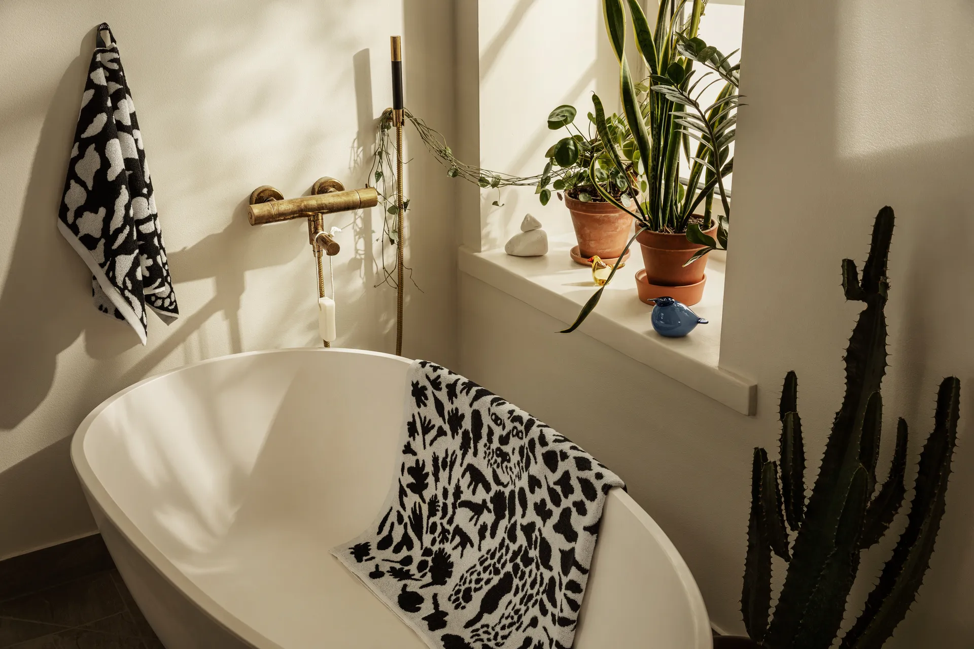 Oiva Toikka Cheetah bath towel 70x140 cm, Black-white Iittala