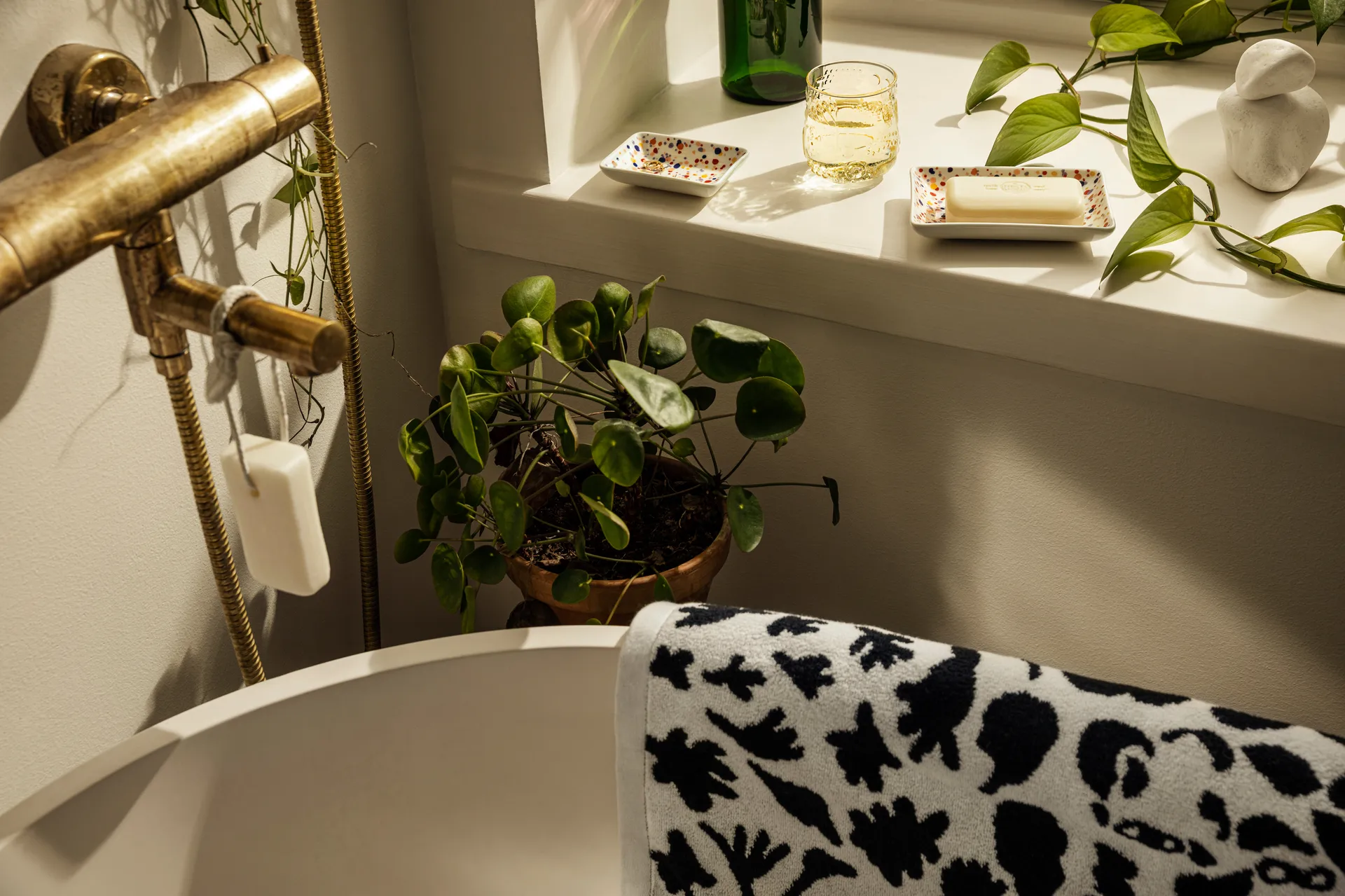 Oiva Toikka Cheetah bath towel 70x140 cm, Black-white Iittala