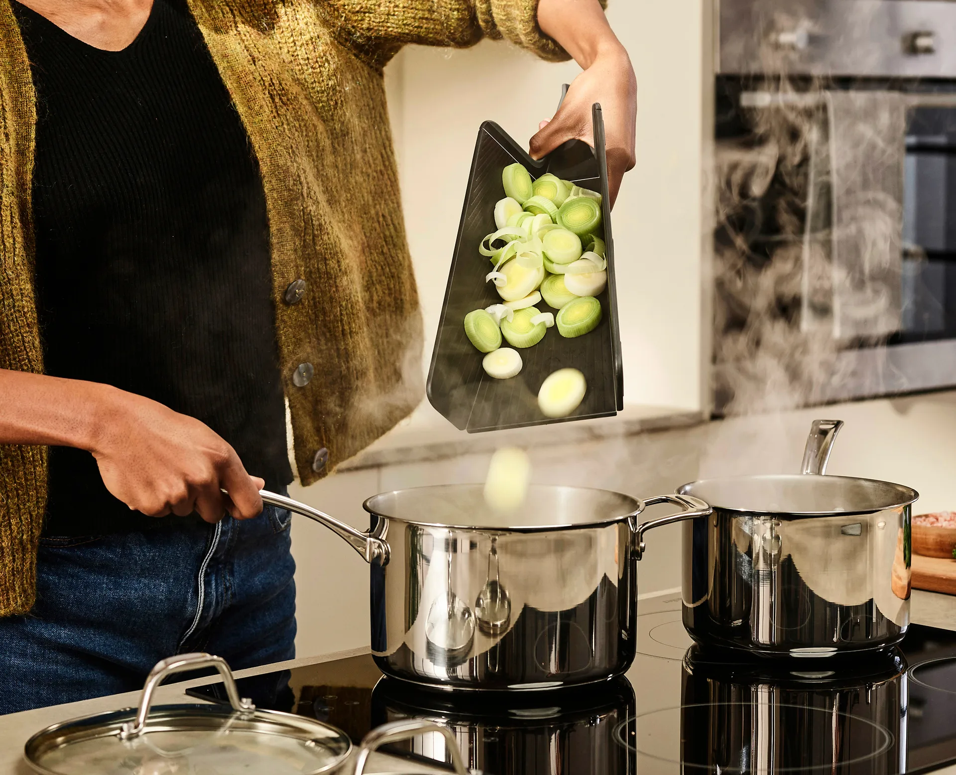 Chop2pot Cutting Board Plus Black, Regular Joseph Joseph