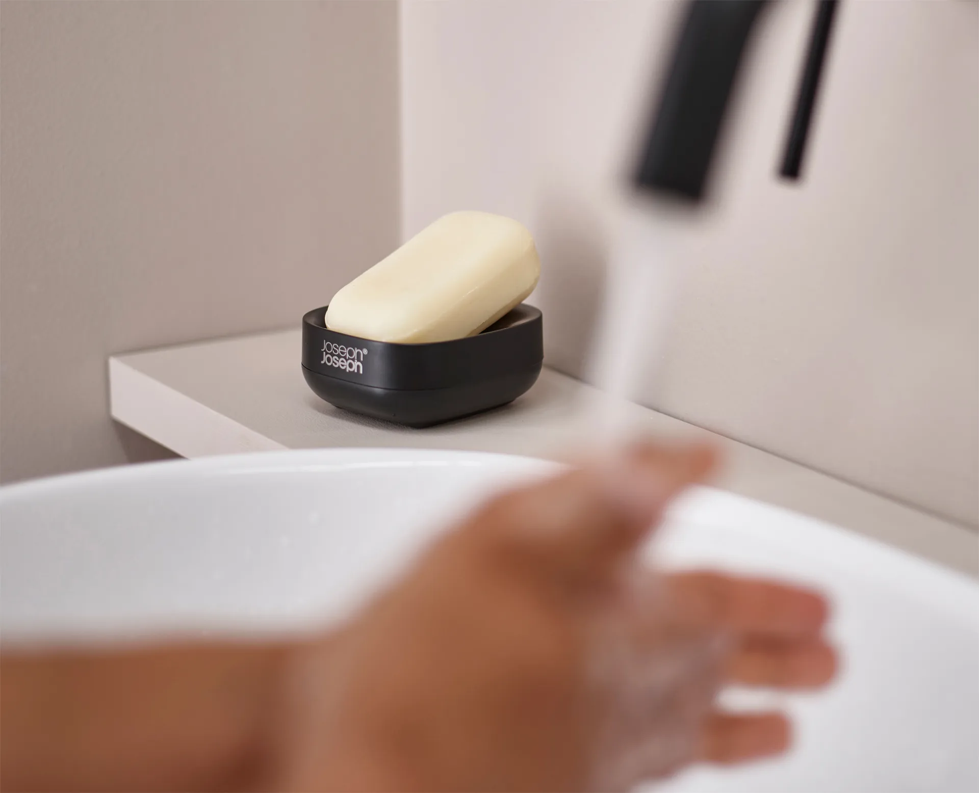 Slim compact soap dish 8.4 cm, Black Joseph Joseph