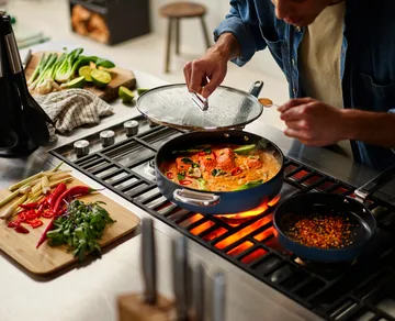 Space non-stick saucepan with lid Ø28 cm - Blue - Joseph Joseph