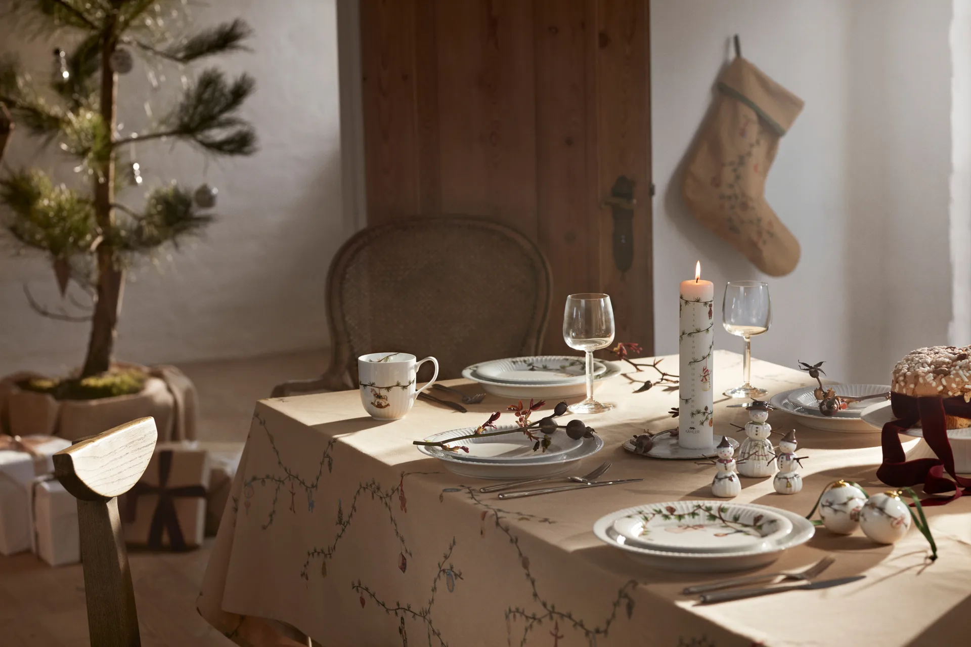 Hammershøi Christmas Tablecloth sand, 150x370 cm Kähler