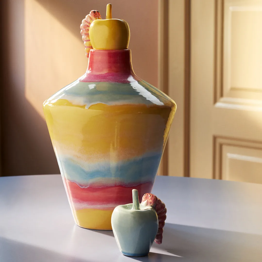 Poppery apple with worm decoration, Mint-pink Kähler