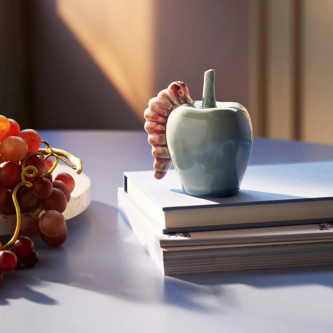 Poppery apple with worm decoration, Mint-pink Kähler