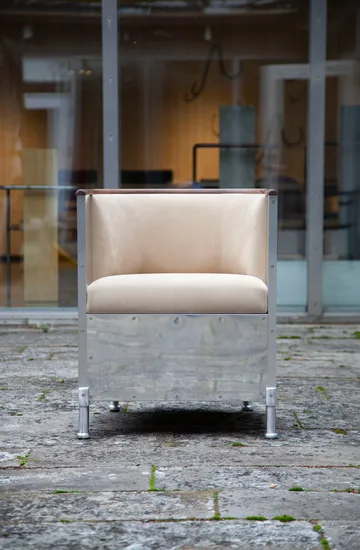 Aluminum armchair polished - Leather Duet Gold-oiled walnut - Källemo