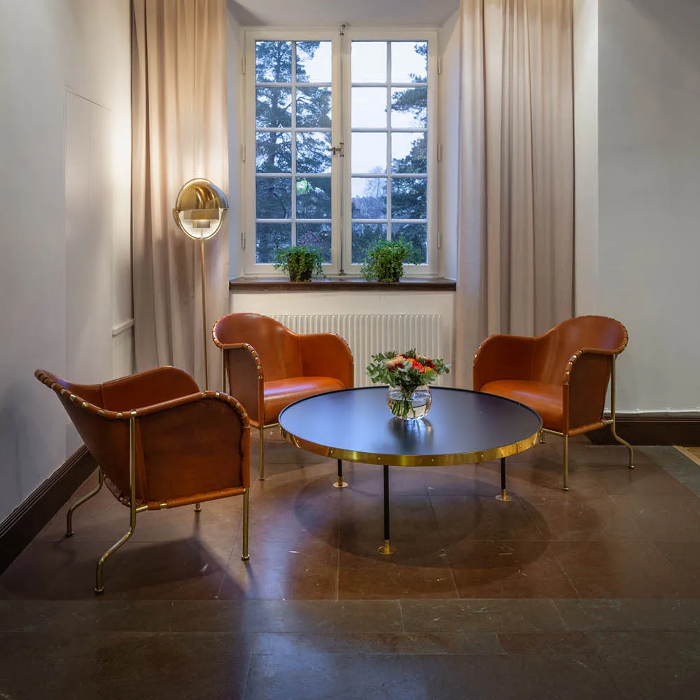 Bruno armchair, Core leather cognac-brass frame Källemo