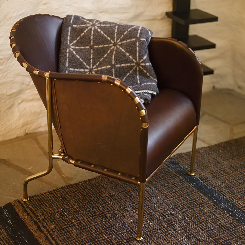Bruno armchair, Full-grain leather natural - brass frame Källemo