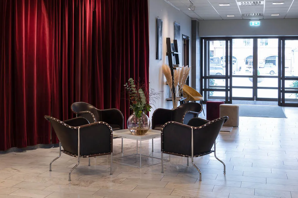 Bruno armchair, Kern leather 9208 cigar brown-chrome Källemo