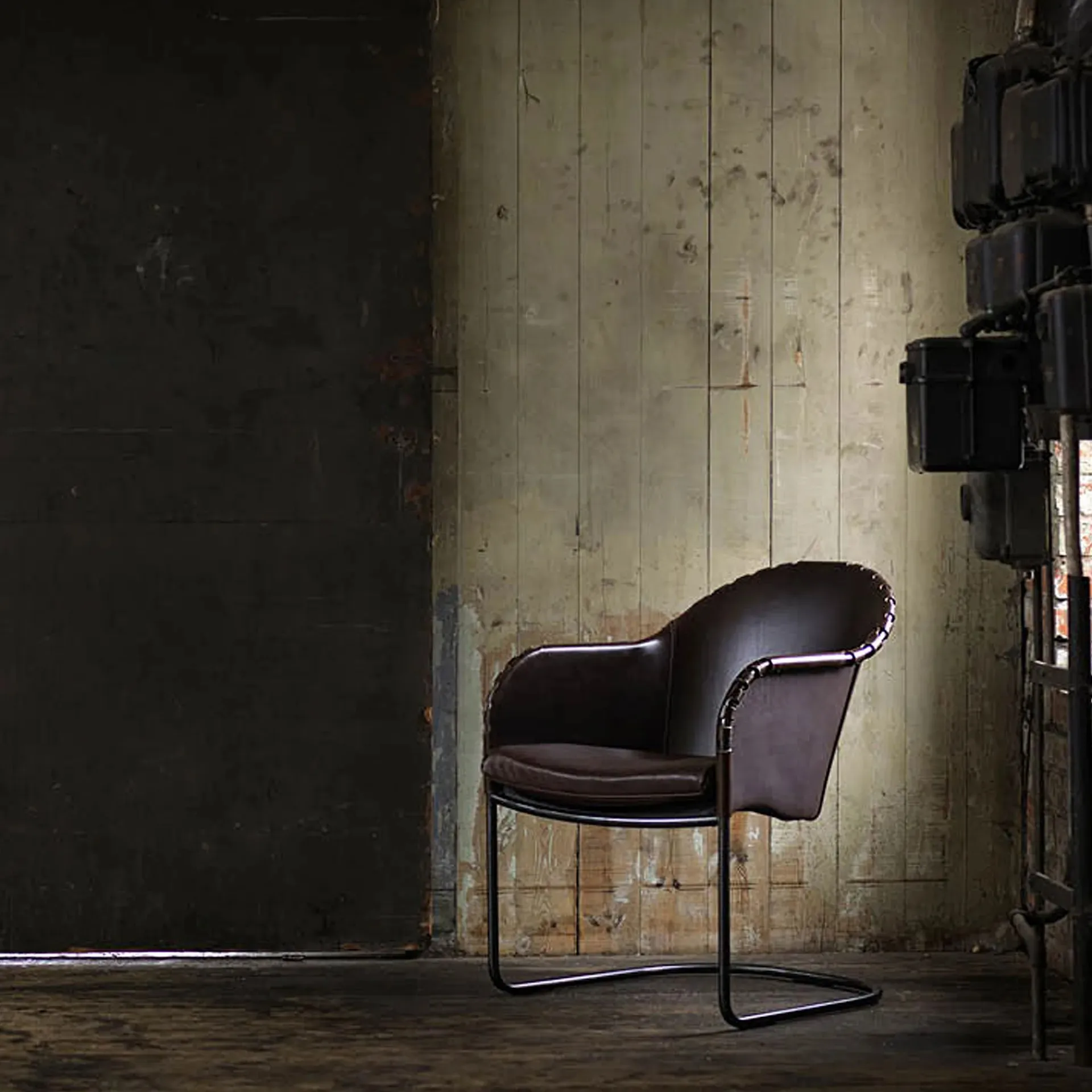 Ingo armchair, Cigar brown-matte chrome Källemo