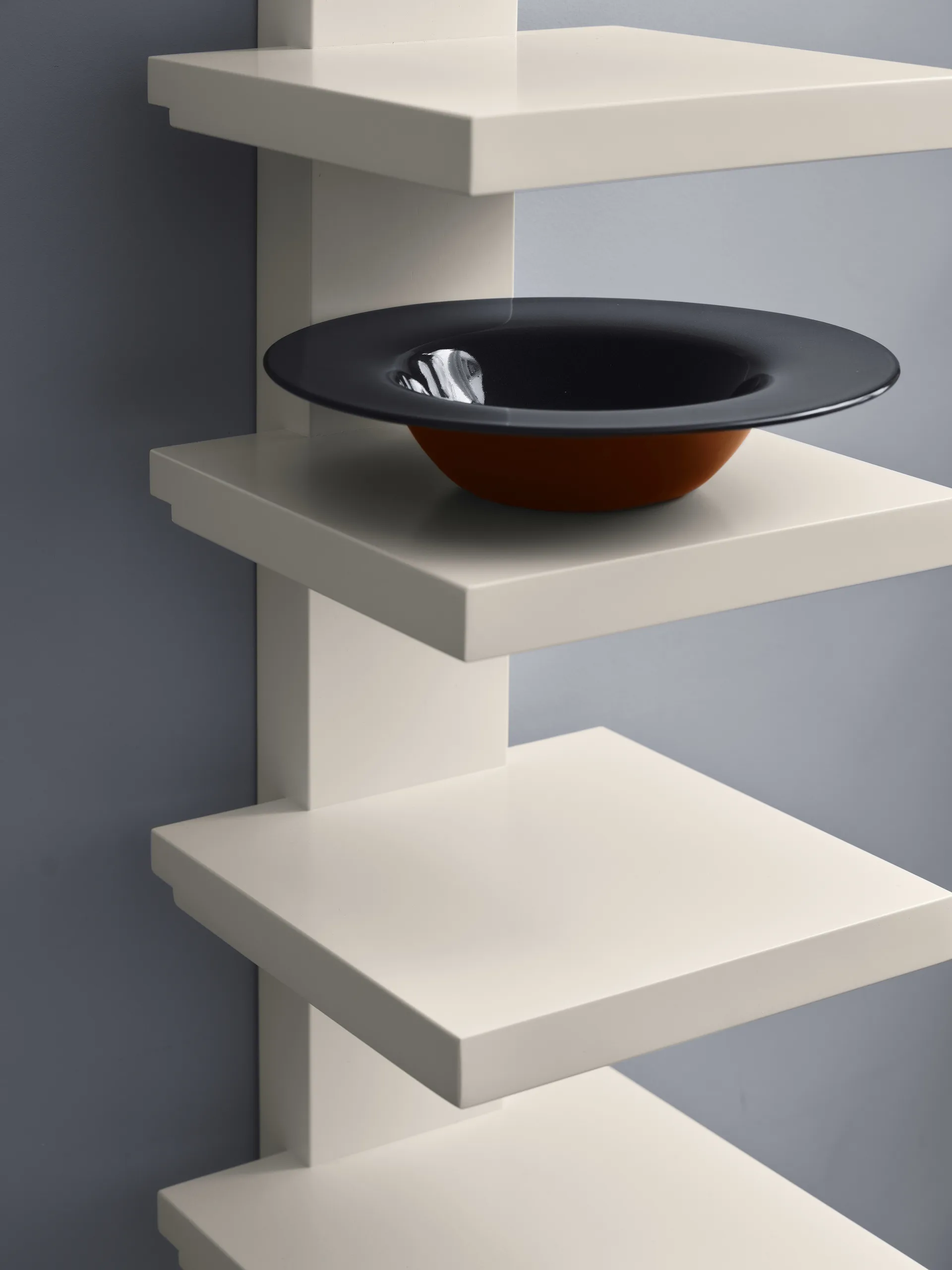 Pilaster wall shelf, Eggshell high gloss Källemo