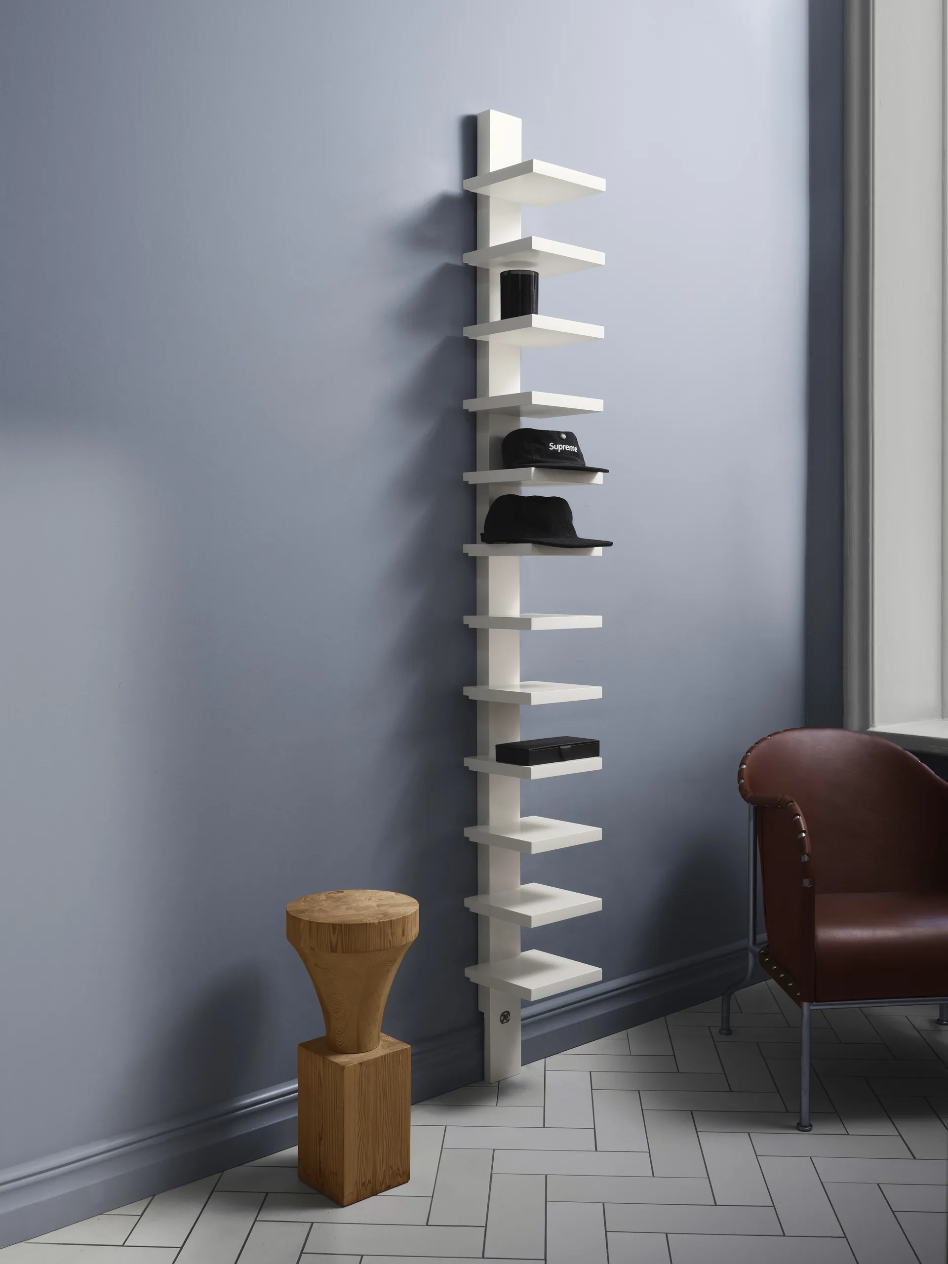 Pilaster wall shelf, Eggshell high gloss Källemo