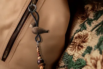 Kaj Bojesen bird keyring - Smoked oak, black leather - Kay Bojesen Denmark