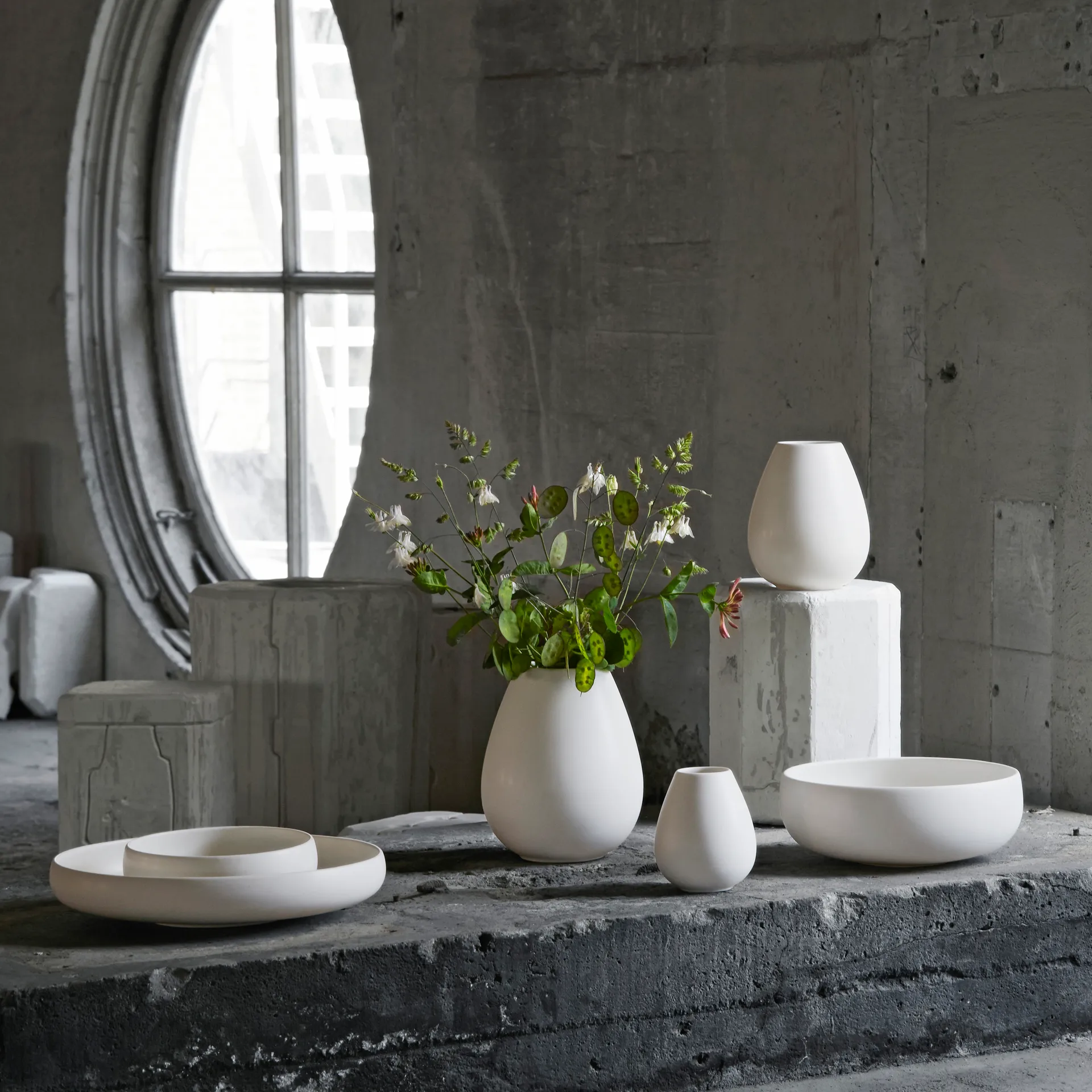 Earth saucer 38 cm, Lime stone white Knabstrup Keramik