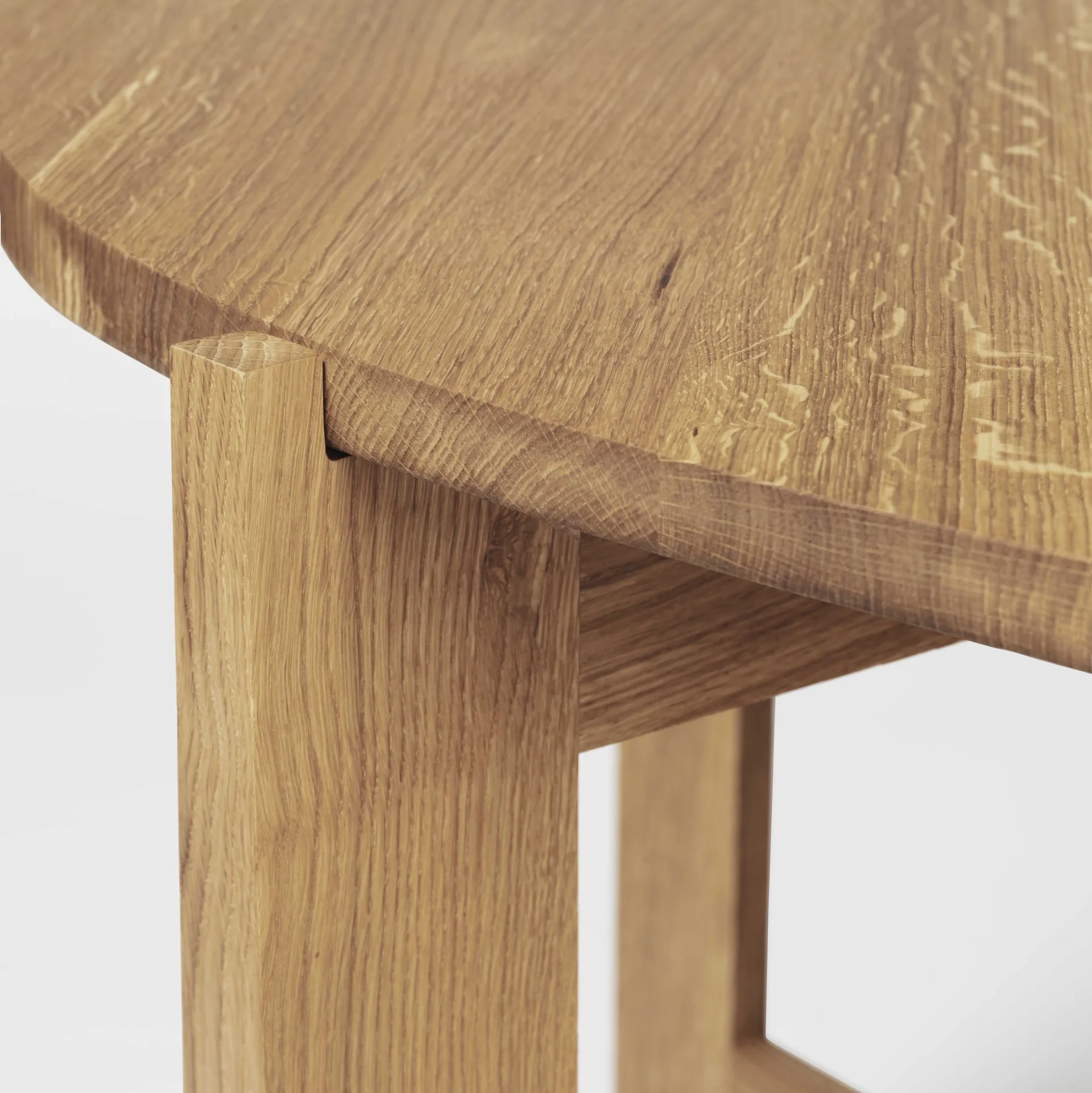 Collector dining table Ø120x74 cm, Warm lacquered oak Kristina Dam Studio