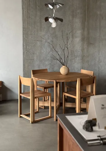 Collector dining table Ø120x74 cm - Warm lacquered oak - Kristina Dam Studio