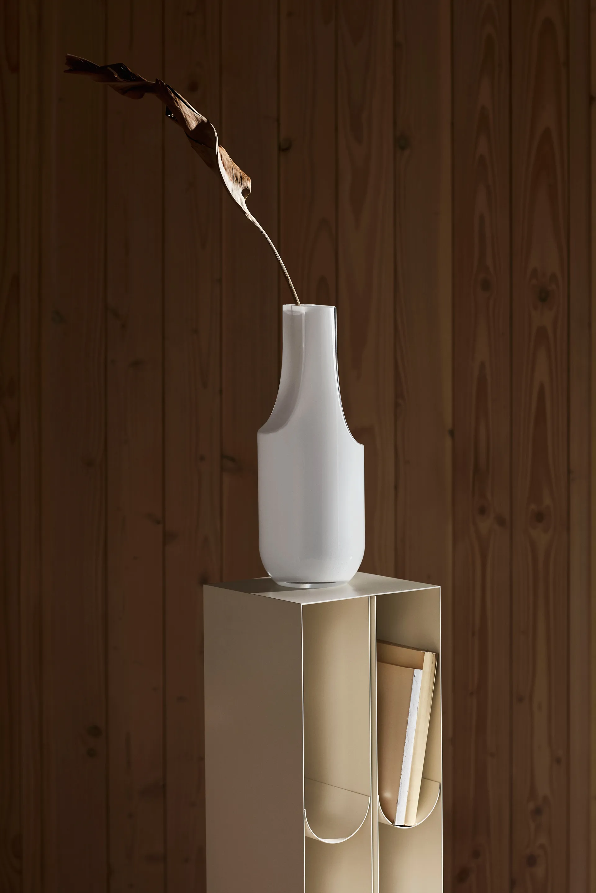 Curved pedestal, Beige Kristina Dam Studio