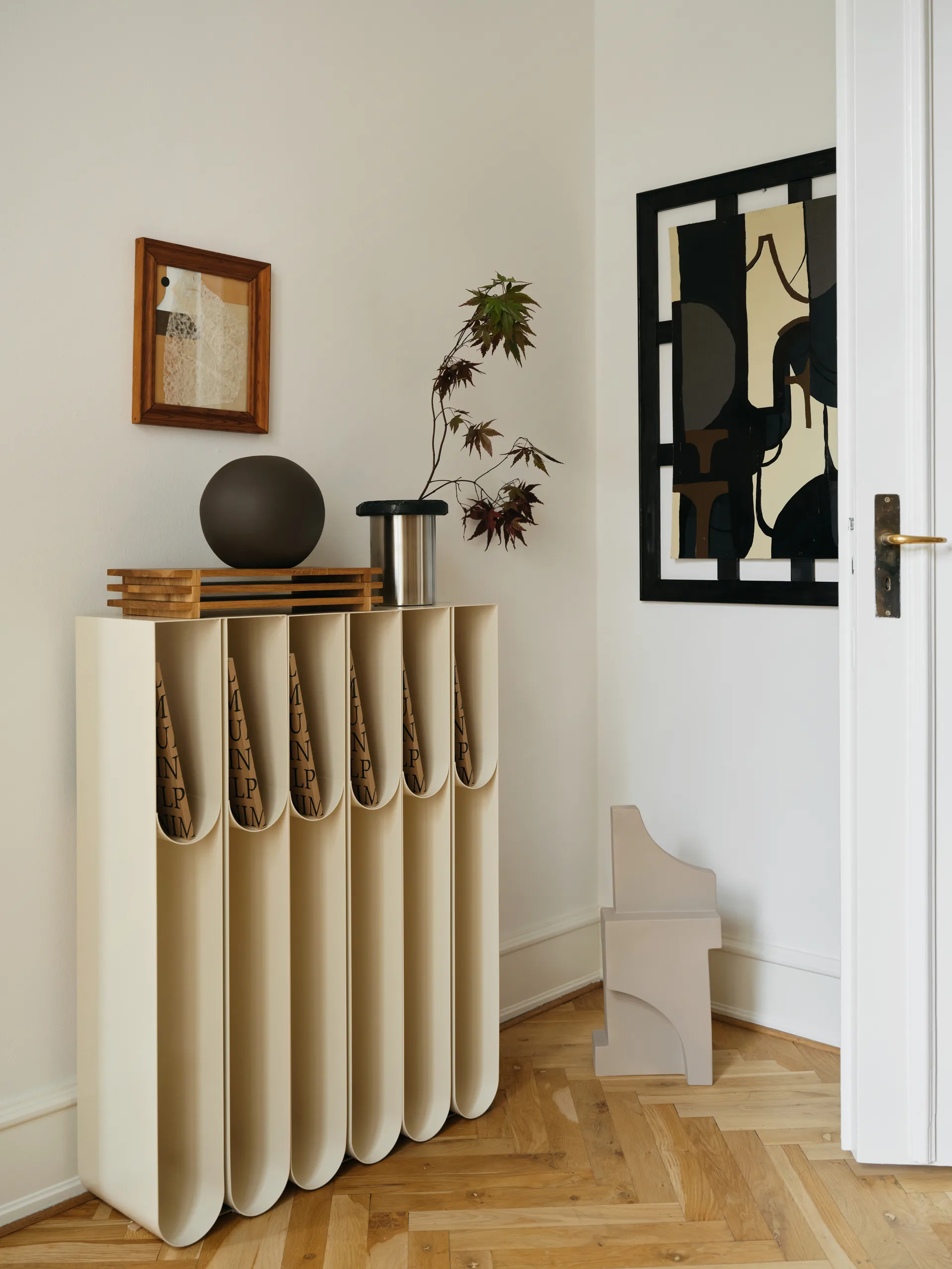 Curved pedestal, Beige Kristina Dam Studio