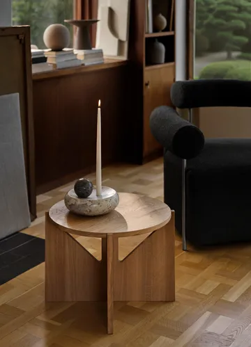 Simple coffee table Ø52 cm - Warm lacquered oak - Kristina Dam Studio