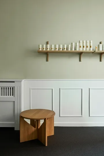 Simple coffee table Ø52 cm - Warm lacquered oak - Kristina Dam Studio