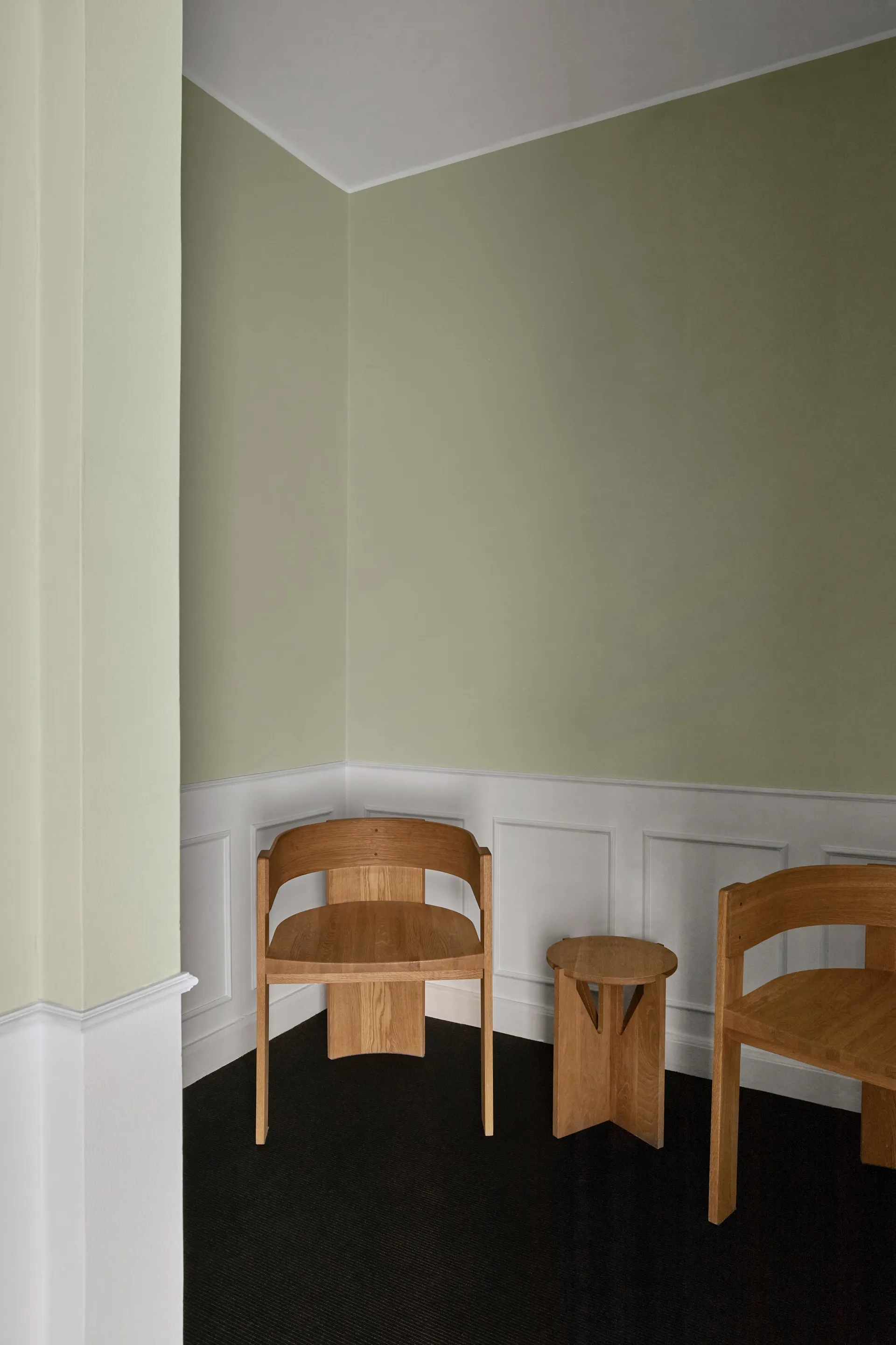 Simple round stool Ø36 cm, Warm lacquered oak Kristina Dam Studio