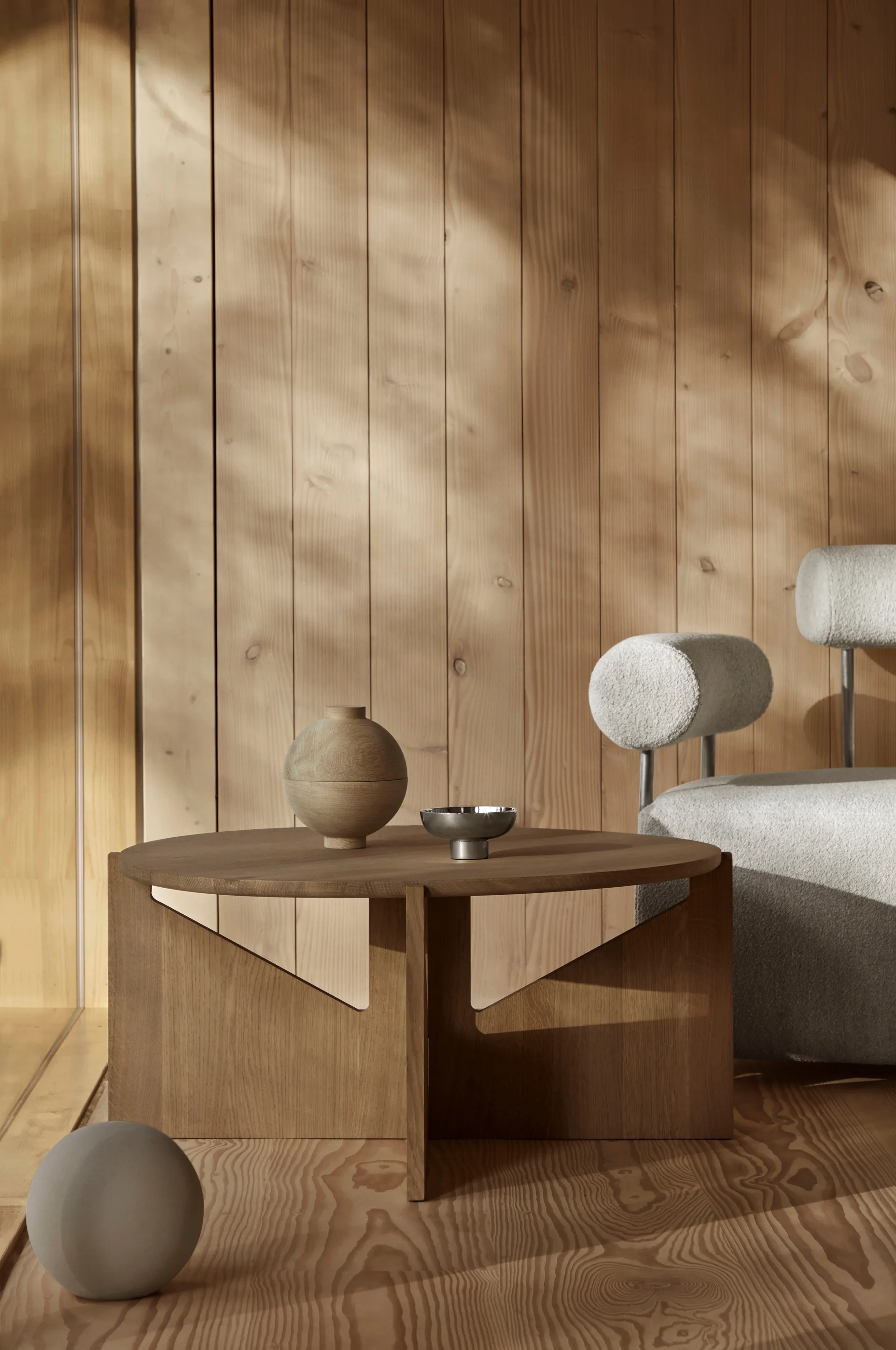 Simple XL coffee table Ø78 cm, Warm lacquered oak Kristina Dam Studio