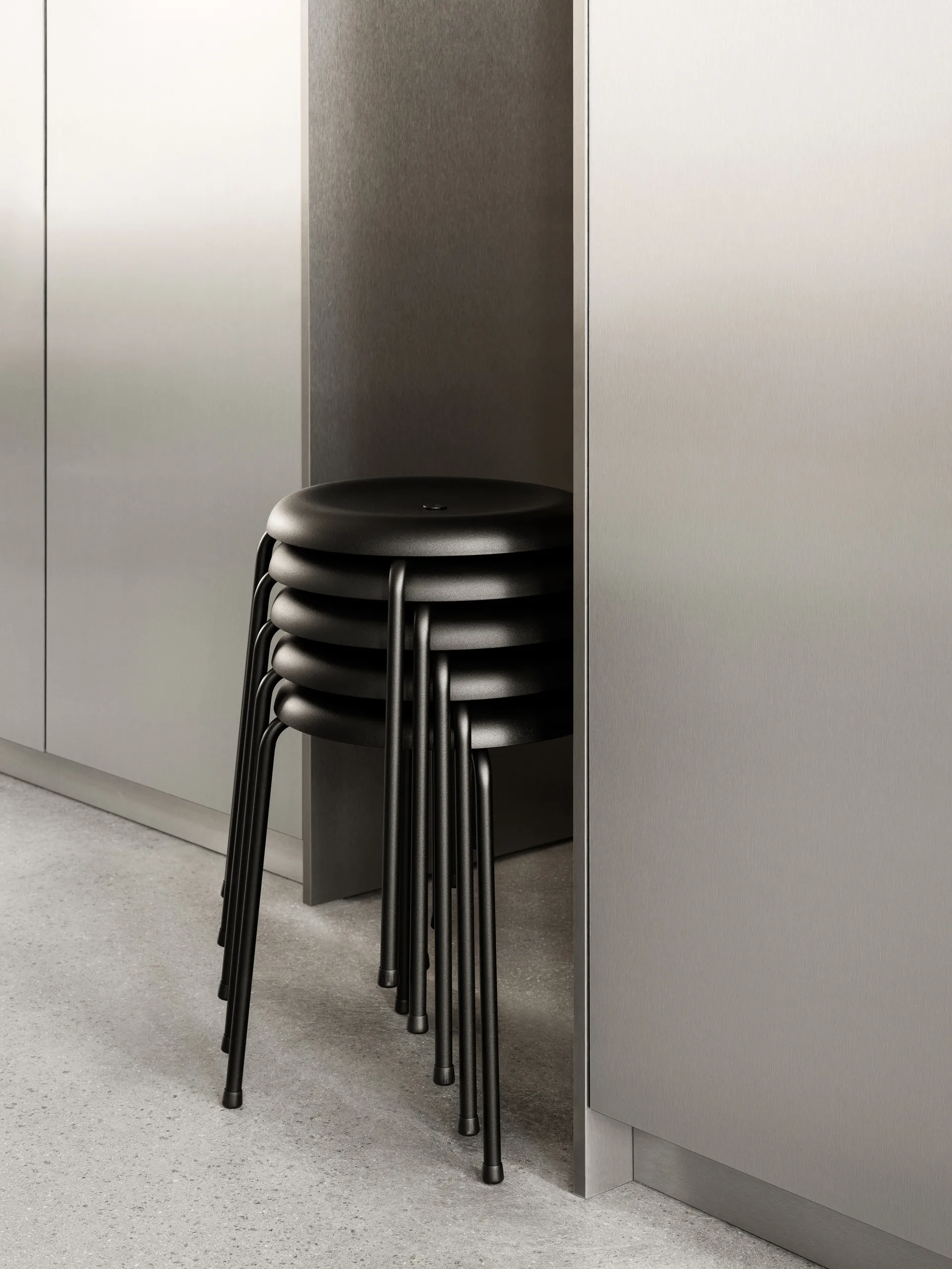 Stool bench, Black leather–chrome frame, 45 cm Lammhults