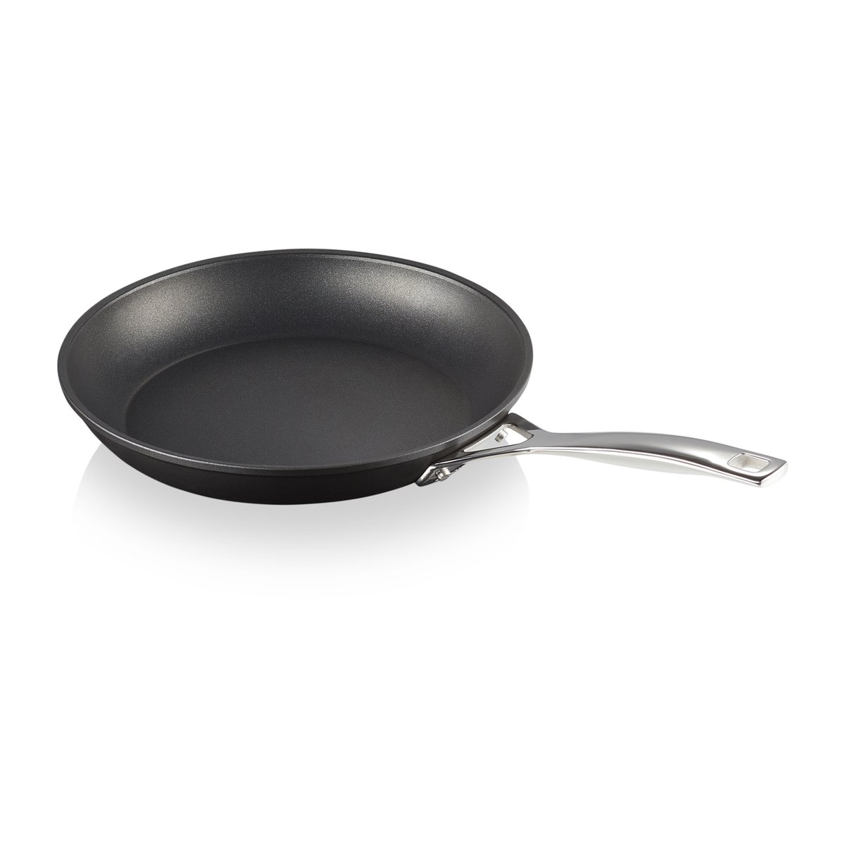 Le Creuset aluminum frying pan 4.5x26 cm | Scandinavian Design | Frying pans & skillets | Black