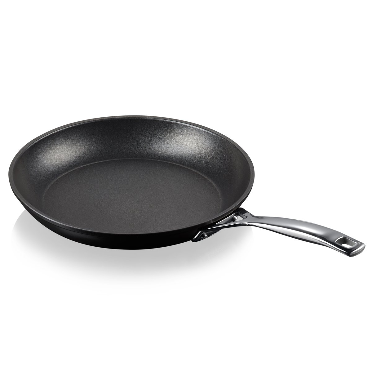 Le Creuset aluminum frying pan 4.5x28 cm | Scandinavian Design | Frying pans & skillets | Black