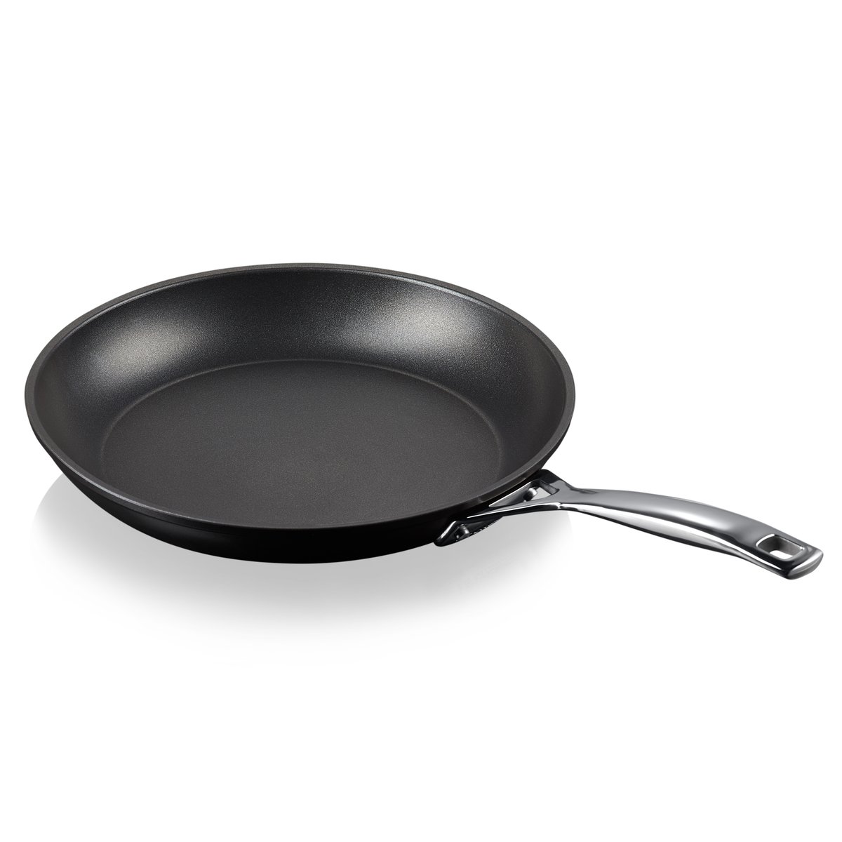 Le Creuset aluminum frying pan 4.5x30 cm | Scandinavian Design | Frying pans & skillets | Black