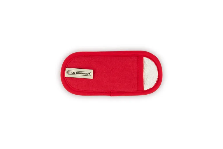 Le Creuset handle glove 17.5x8 cm Cerise | Scandinavian Design | Oven mitts, gloves & pot holders | Red
