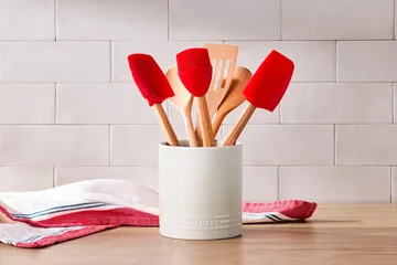 Le Creuset Signature spatula - Cerise, medium - Le Creuset