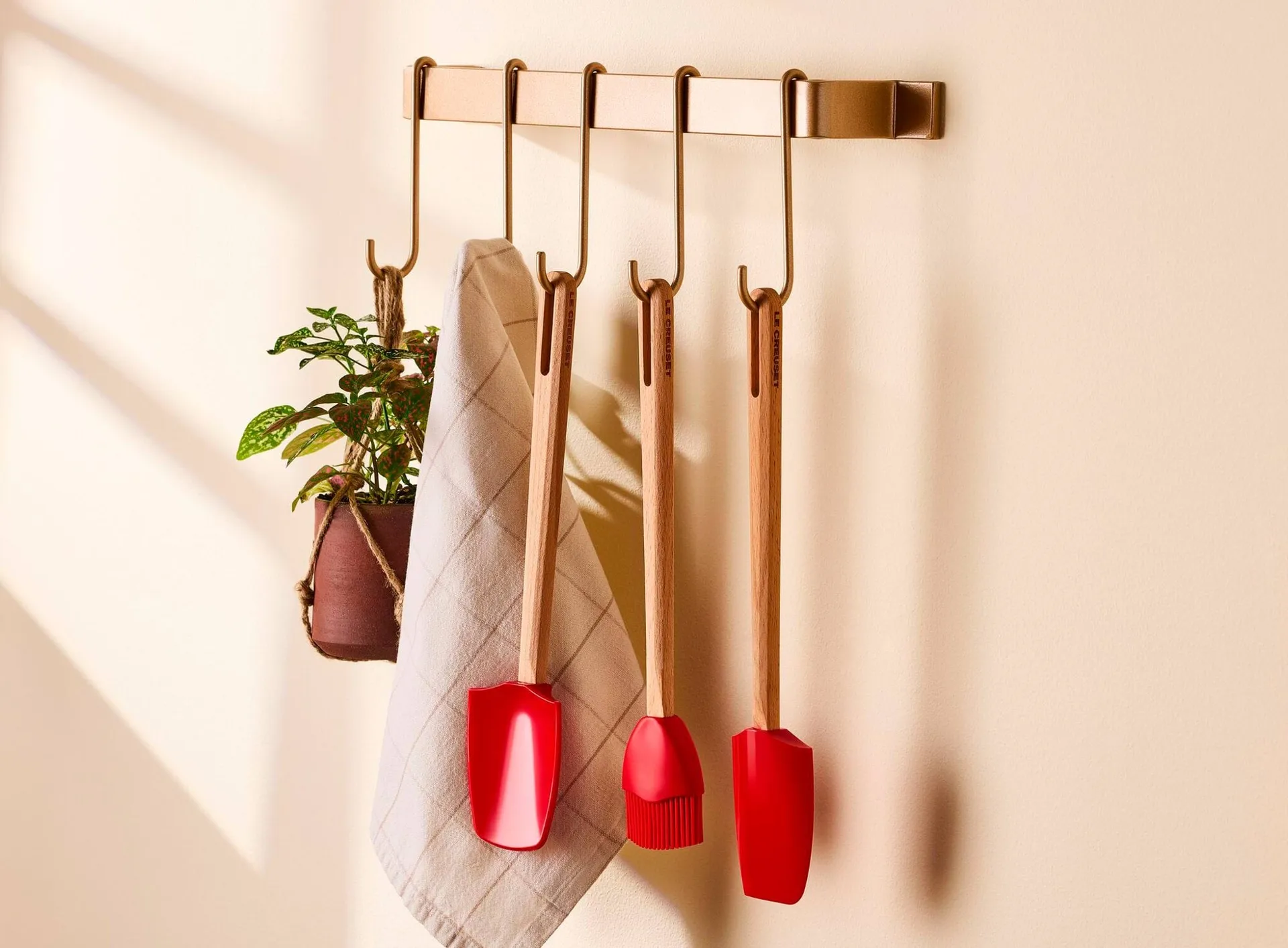 Le Creuset Signature spatula, Cerise, medium Le Creuset