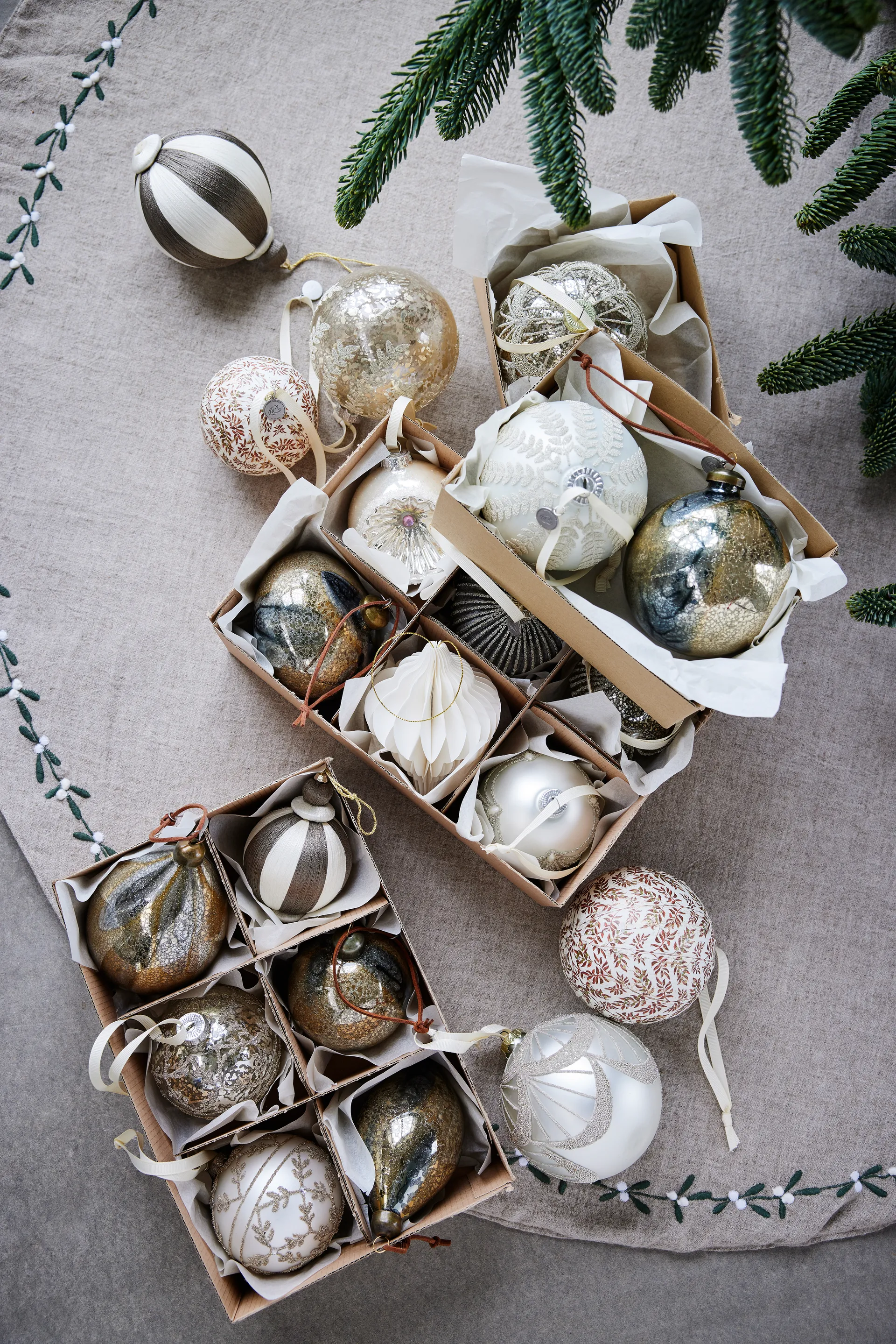 Agnes Christmas bauble Ø8 cm, Off-white-brown Lene Bjerre