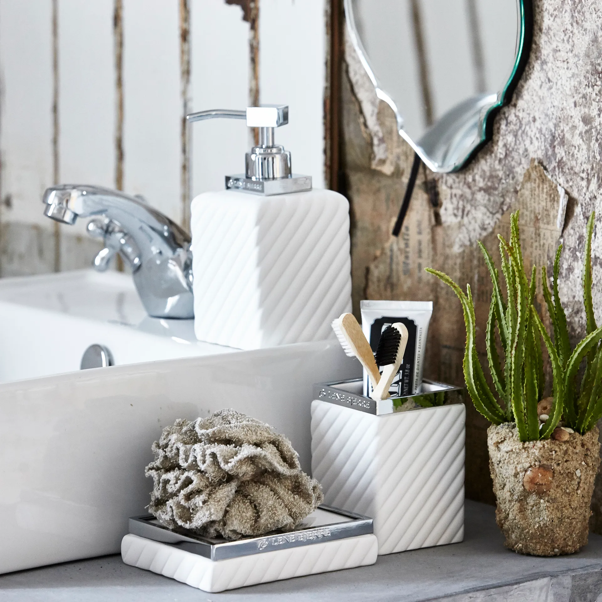 Portia toothbrush mug, white-silver Lene Bjerre